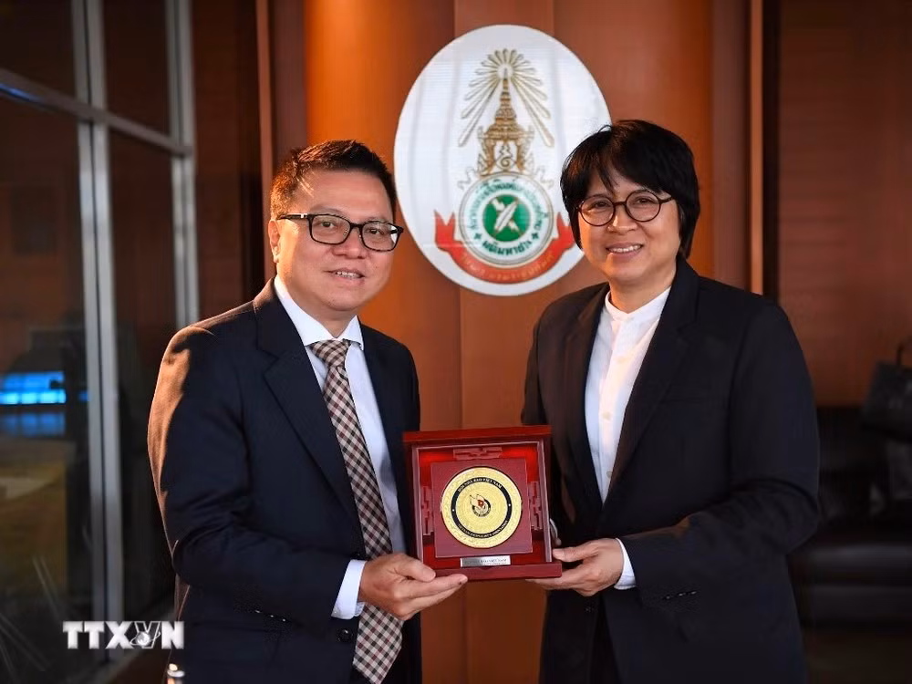 Đồng chí Lê Quốc Minh tặng quà lưu niệm bà Norrinee Ruangnoo, Phó Chủ tịch thứ nhất của CTJ.