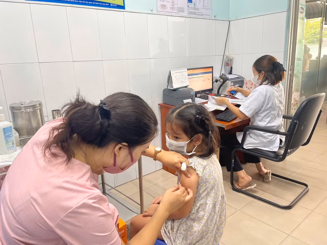 Phụ huynh cần đưa trẻ đi tiêm chủng đầy đủ theo khuyến cáo của ngành y tế.