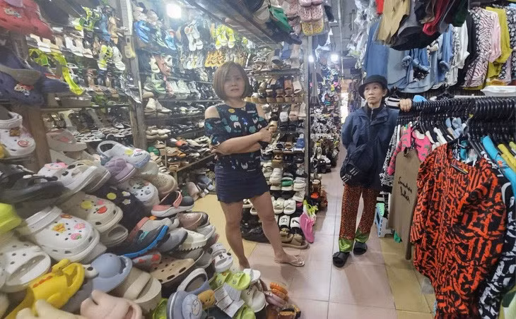 Một tiểu thương tại chợ Thủ Đức cho biết có thời điểm áp dụng "sale đồng giá" chỉ 10.000 - 15.000 đồng/đôi dép nhưng lượng khách mua vẫn không nhiều như kỳ vọng.