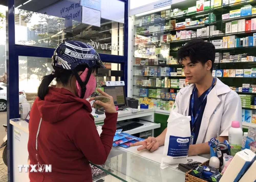Người dân đến mua thuốc tại một cửa hàng thuộc hệ thống Pharmacity.