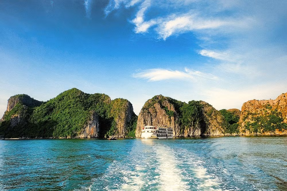 Du lịch tàu biển hạng sang trên vịnh di sản Hạ Long (Quảng Ninh) là một ấn tượng khó quên đối với du khách.