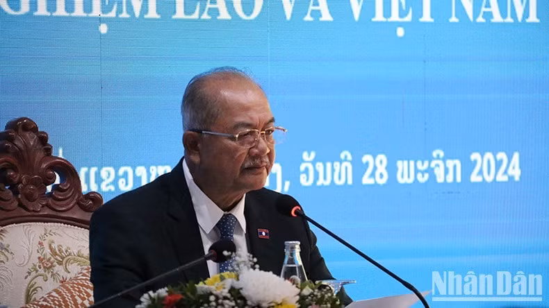 Phó Thủ tướng Lào Kikeo Khaykhamphithoune phát biểu đề dẫn tại Hội thảo.
