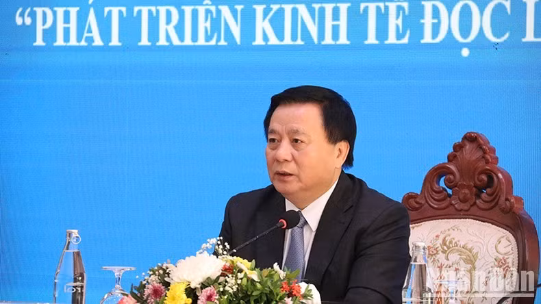 0Đồng chí Nguyễn Xuân Thắng phát biểu đề dẫn tại Hội thảo.
