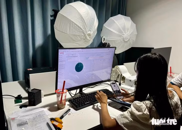 Khu livestream ở vùng biên giới Hà Khẩu (giáp tỉnh Lào Cai, Việt Nam), có nhiều người Việt được thuê vào làm việc giới thiệu sản phẩm, chốt đơn qua mạng.