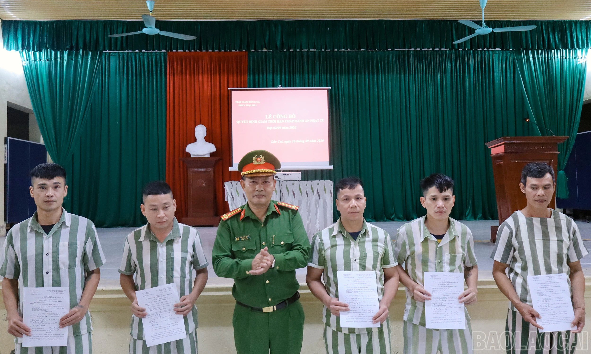 baolaocai-br_dc-thuong-ta-tran-quoc-hoan-trao-qd-giam-thcha-cho-pham-nhan.jpg