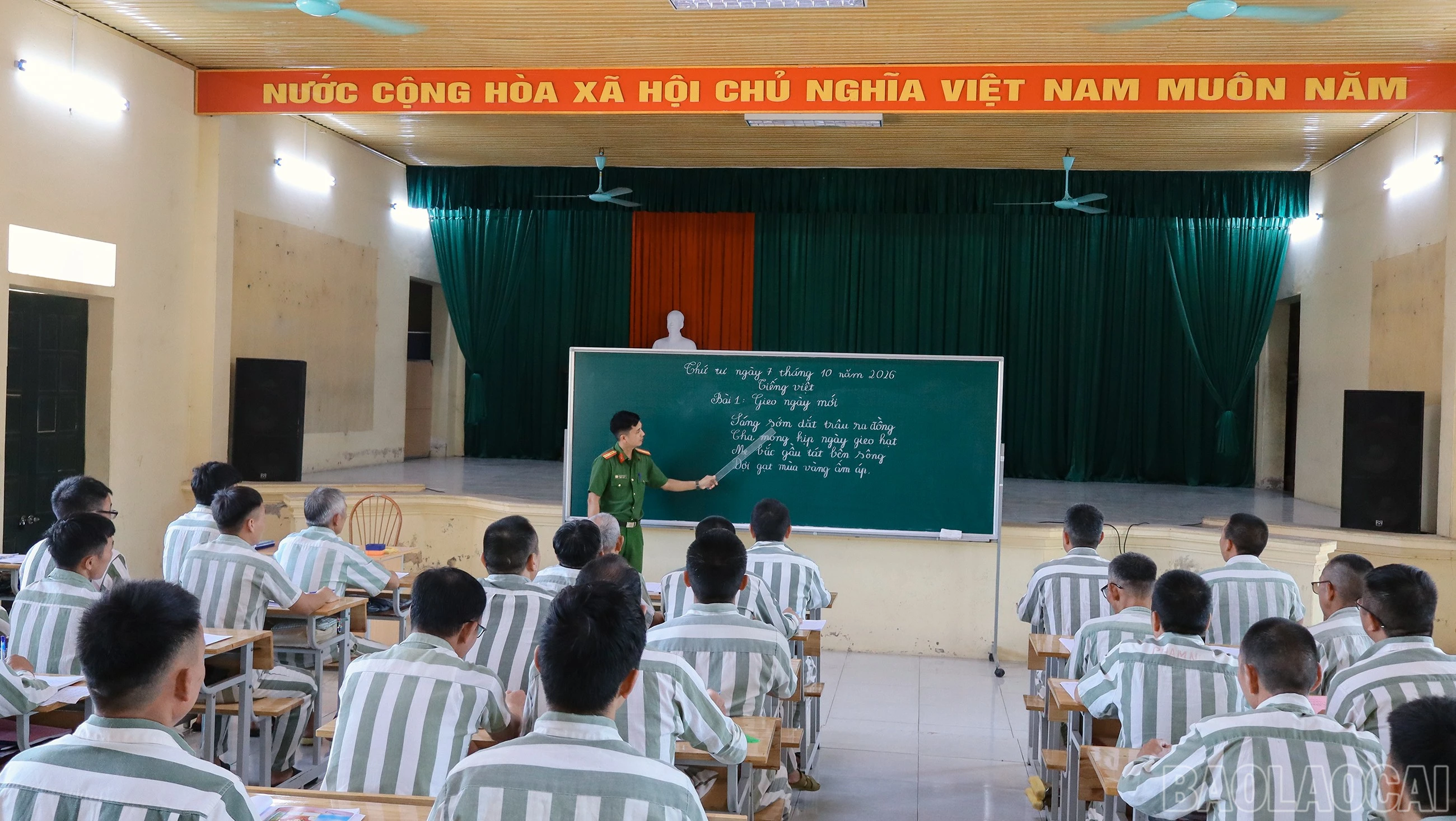 baolaocai-br_dc-le-quyet-thang-can-bo-phu-trach-lop-xoa-mu.jpg