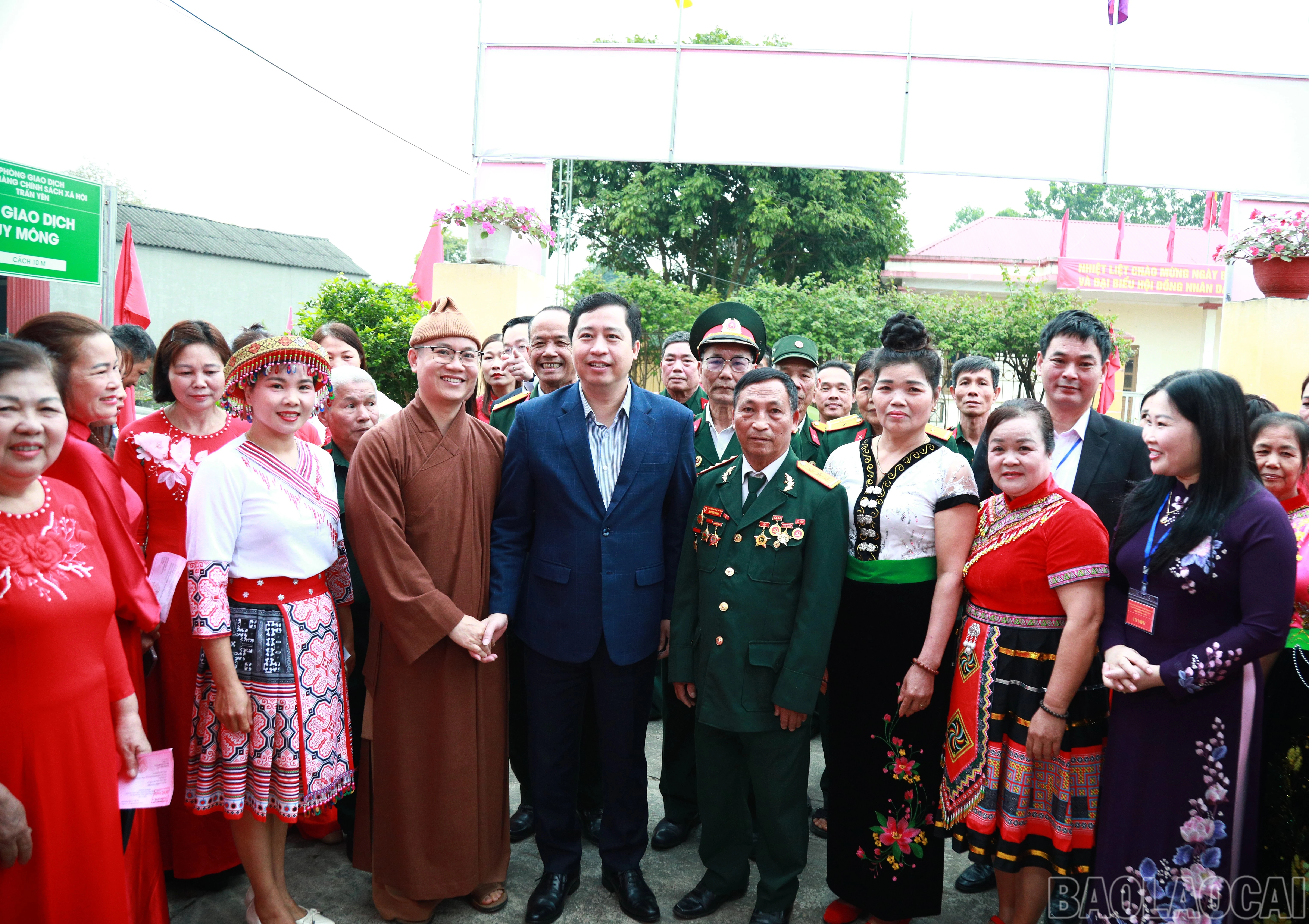 Bí thư Tỉnh ủy Dương Quốc Huy cùng đoàn công tác của tỉnh trao đổi với cử tri khu vực bỏ phiếu thôn Bình Minh, xã Quy Mông.