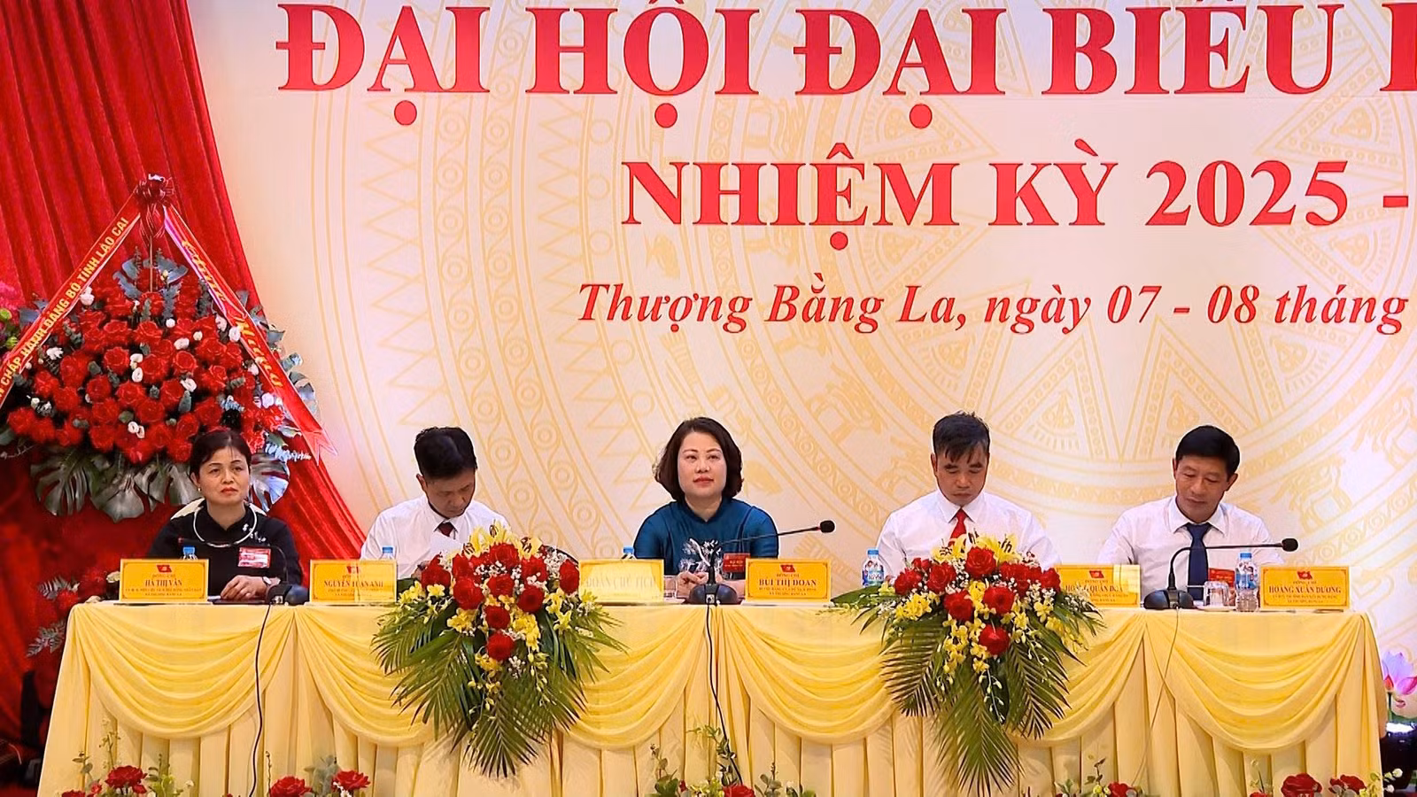 Đoàn Chủ tịch điều hành đại hội.