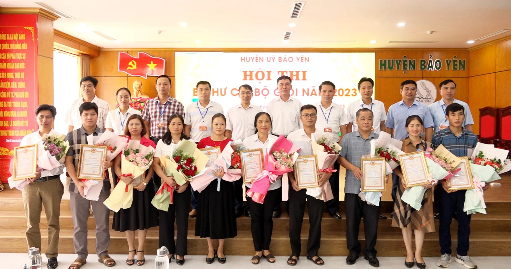 Lãnh đạo Ban Tổ chức Tỉnh ủy, Huyện ủy Bảo Yên chụp ảnh lưu niệm với các thí sinh đạt thannhf tích cao tronh hội thi.jpg