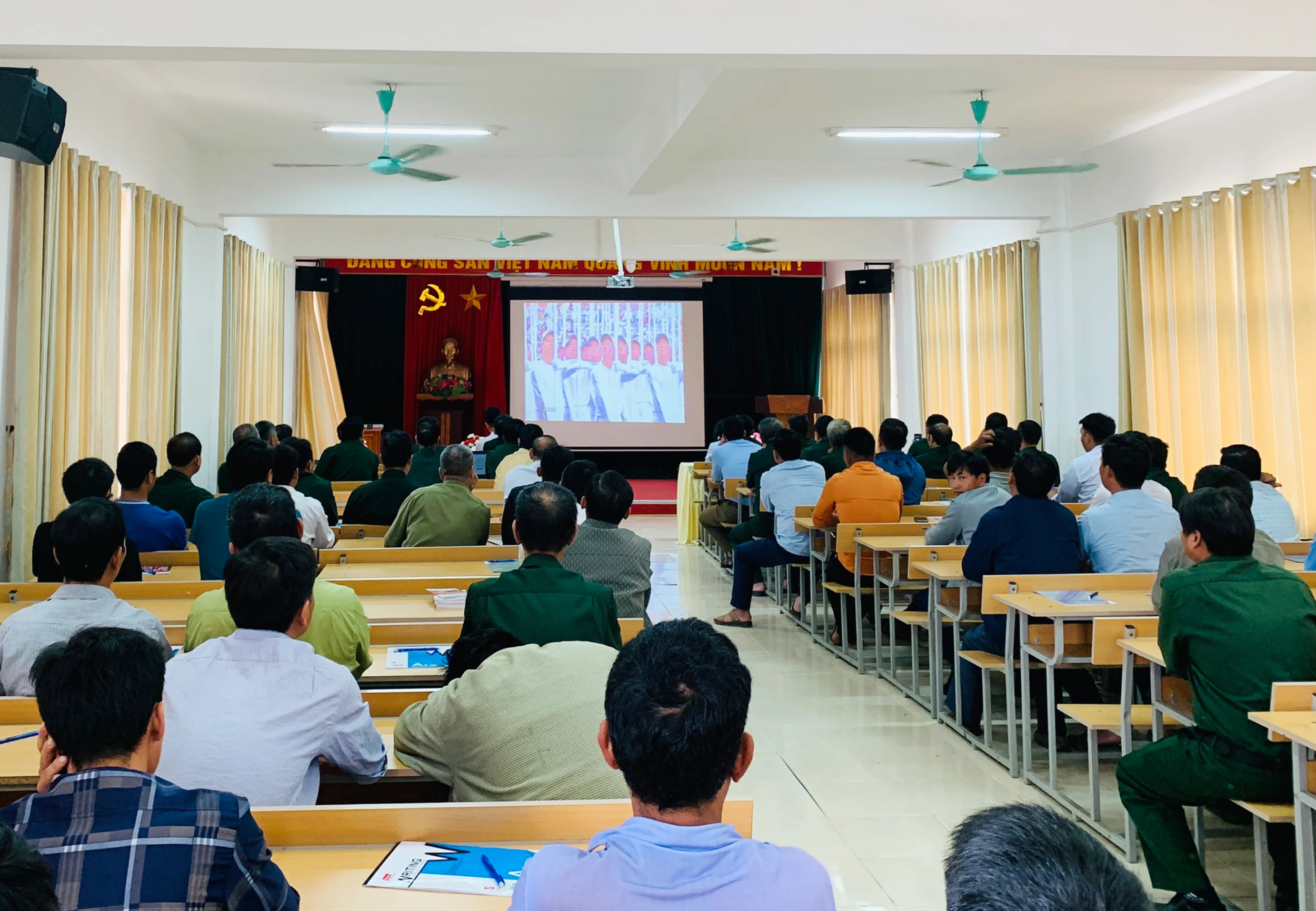 Đông đảo cựu chiến binh huyện Bắc Hà theo dõi Lễ kỷ niệm Chiến thắng Điện Biên Phủ.jpg