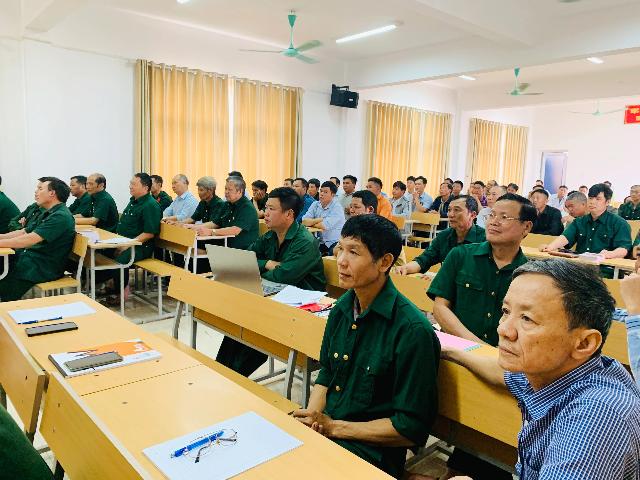 Niềm vui, sự xúc động được thể hiện rõ qua ánh mắt của các cựu chiến binh.jpg