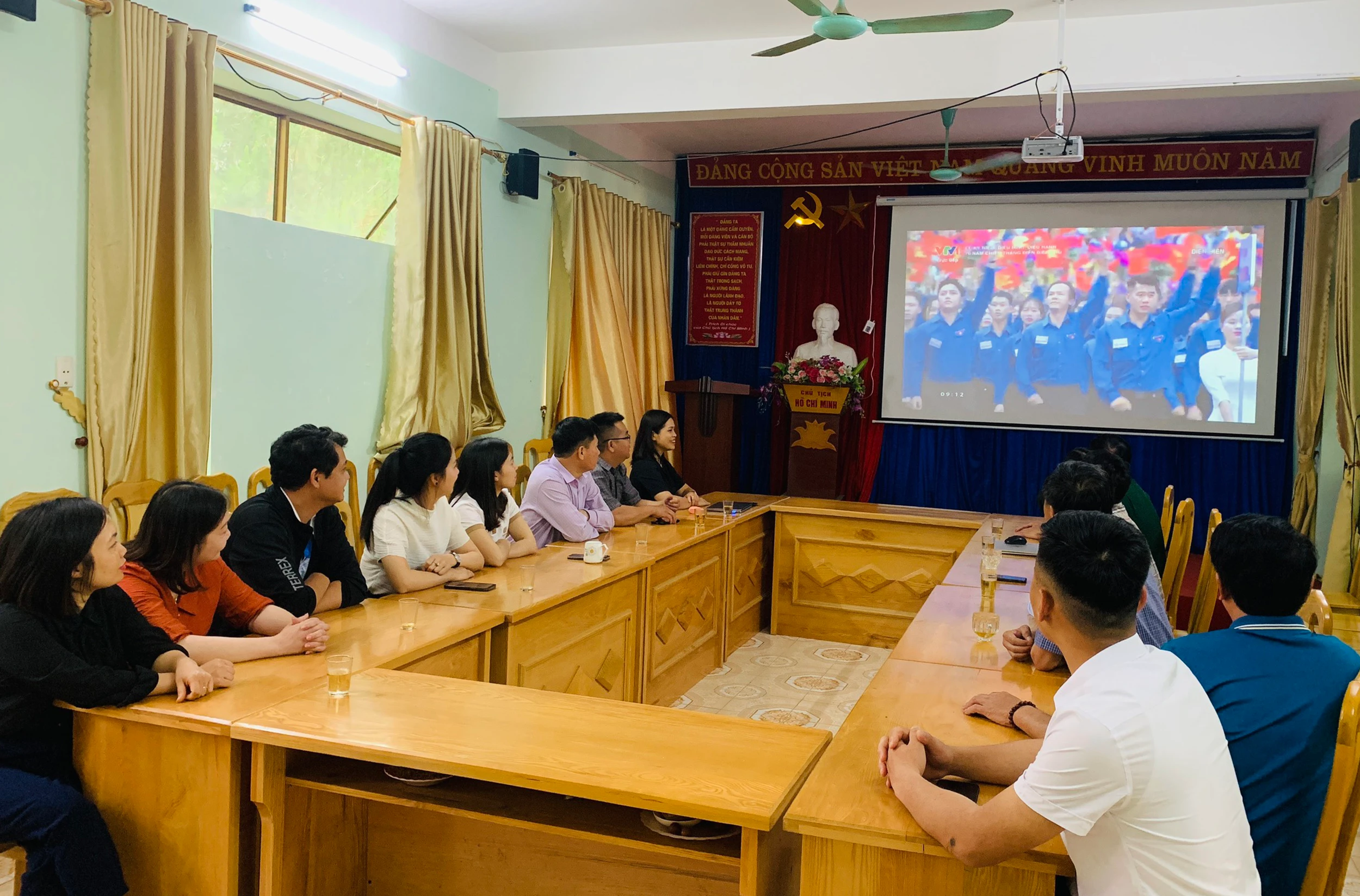 Các cơ quan, đơn vị Khối Mặt trận Tổ quốc và các tổ chức chính trị xã hội theo dõi chương trình kỷ niệm qua màn ảnh nhỏ.jpg