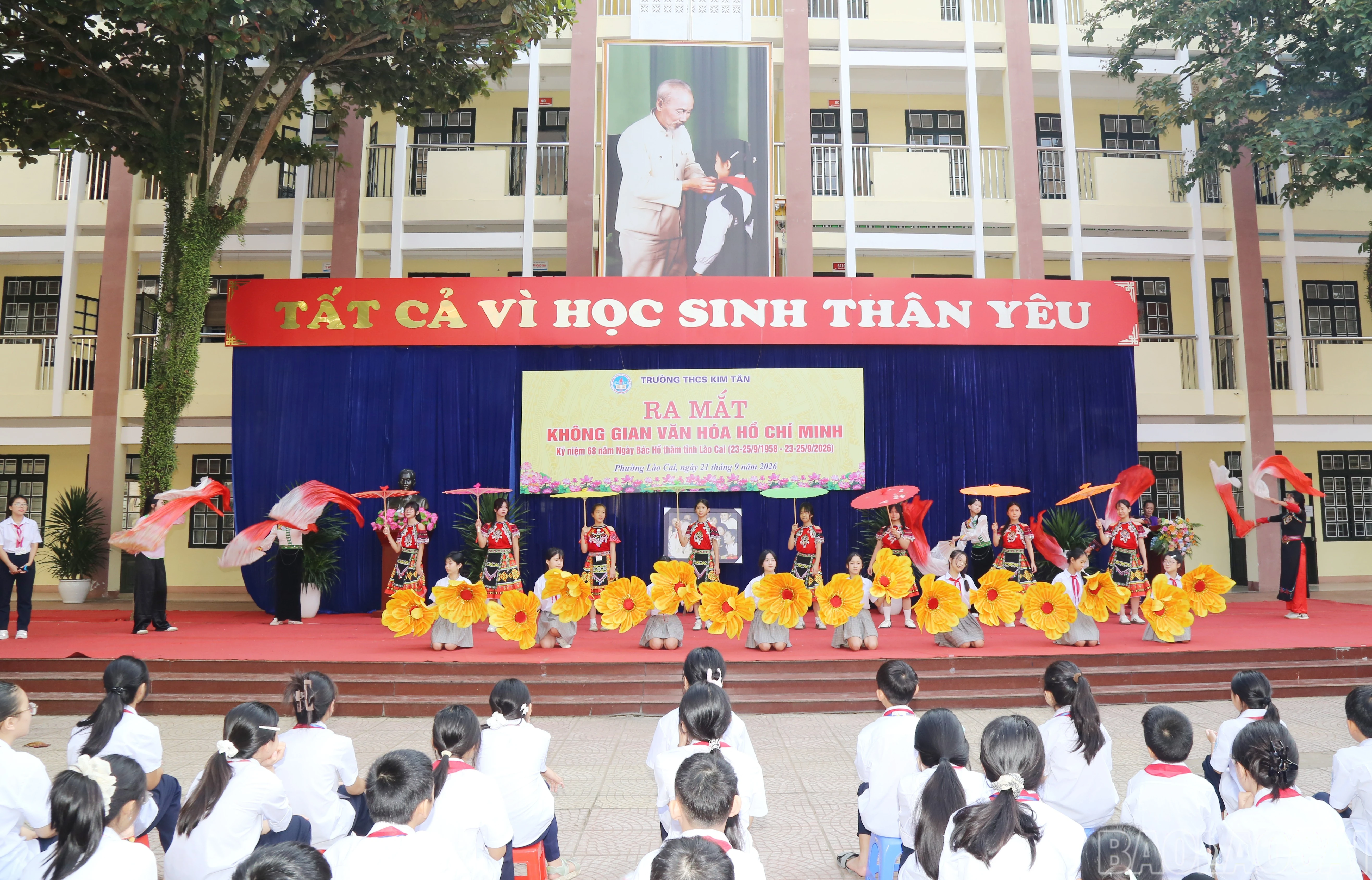 Tiết mục văn nghệ chào mừng tại Lễ ra mắt Không gian văn hóa Hồ Chí Minh tại Trường THCS Kim Tân.