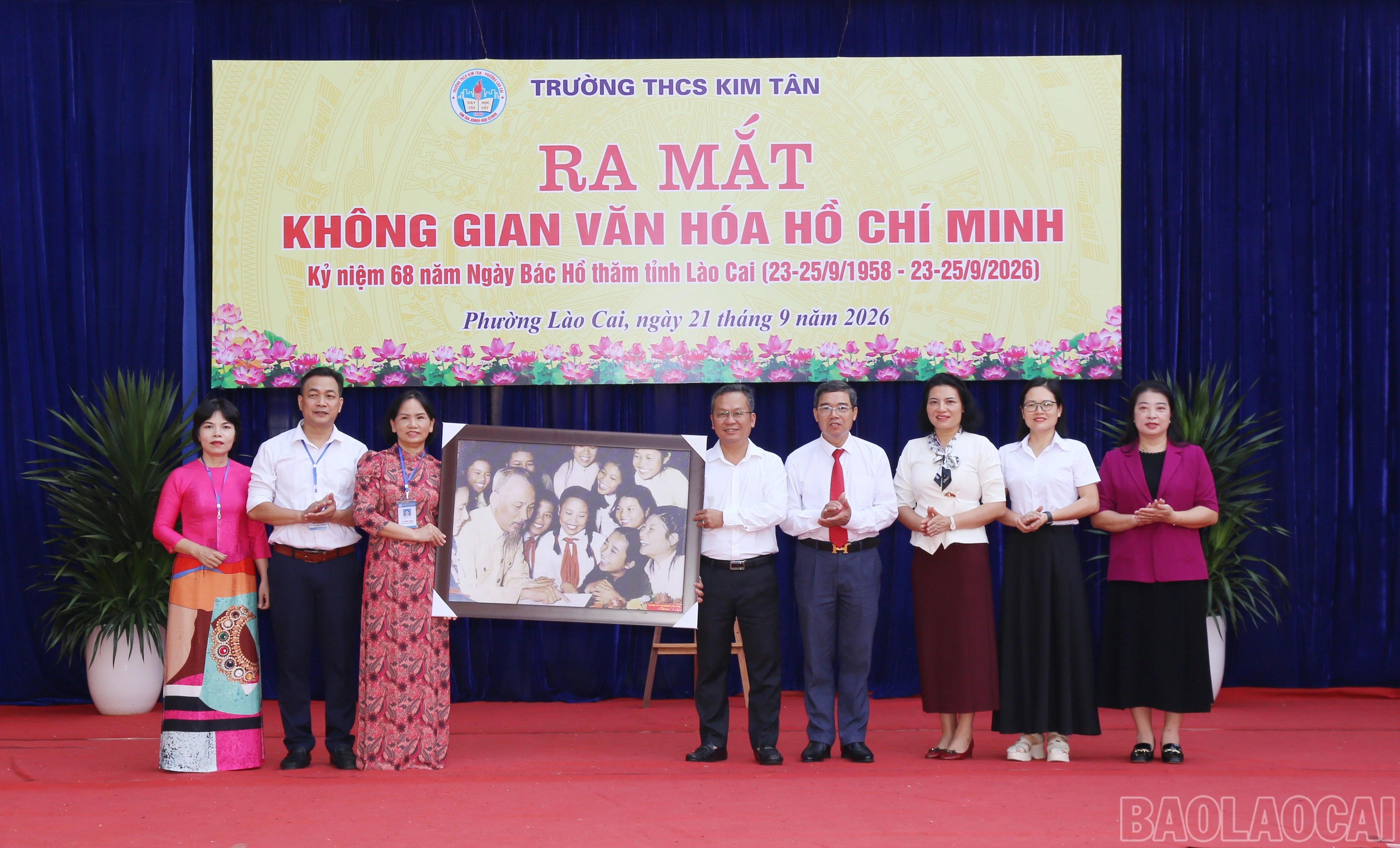 Thường trực Đảng ủy phường Lào Cai tặng Trường THCS Kim Tân bức ảnh Bác Hồ thăm, nói chuyện với thiếu niên, nhi đồng.