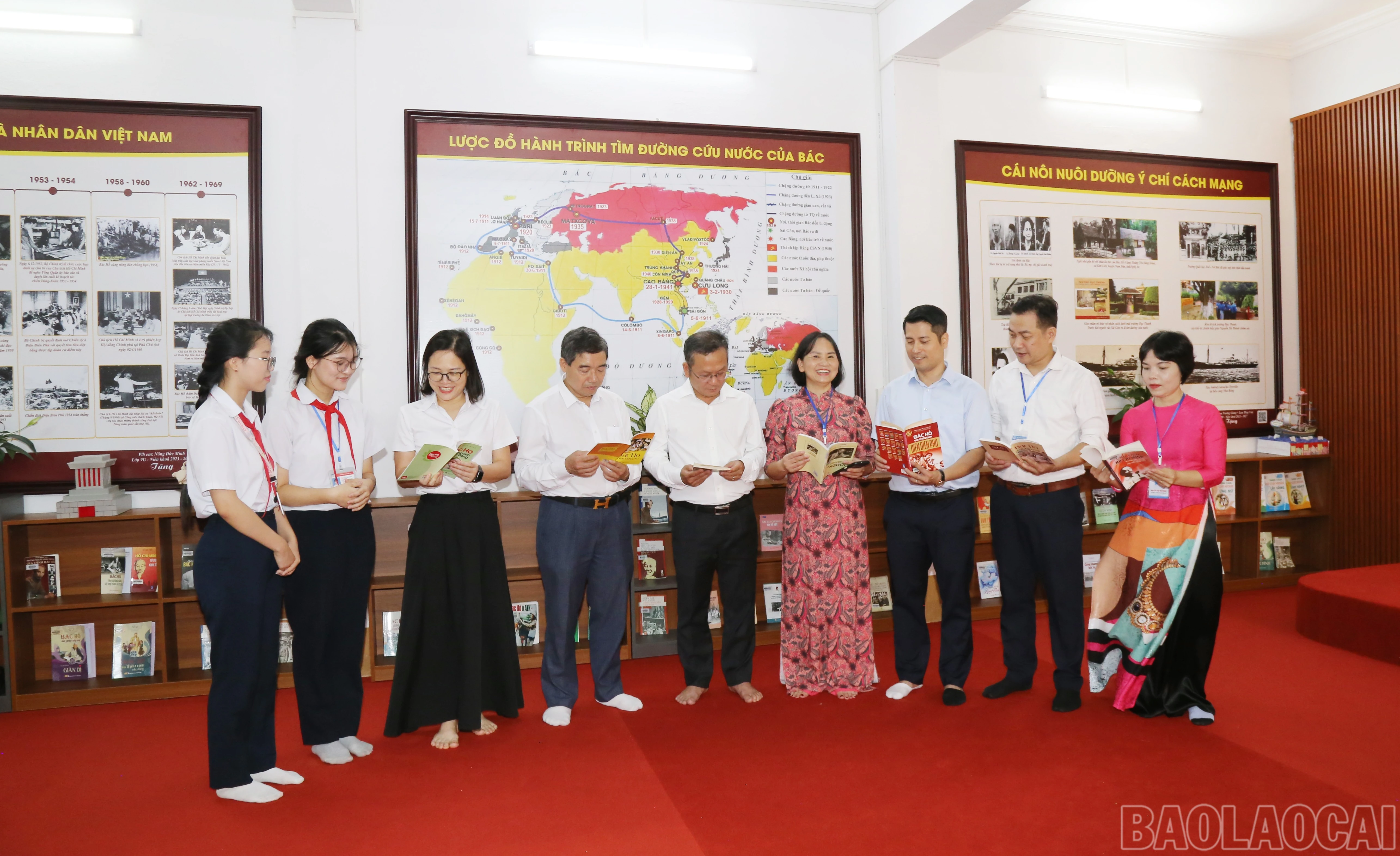 Các đại biểu tham quan Không gian văn hóa Hồ Chí Minh của Trường THCS Kim Tân.