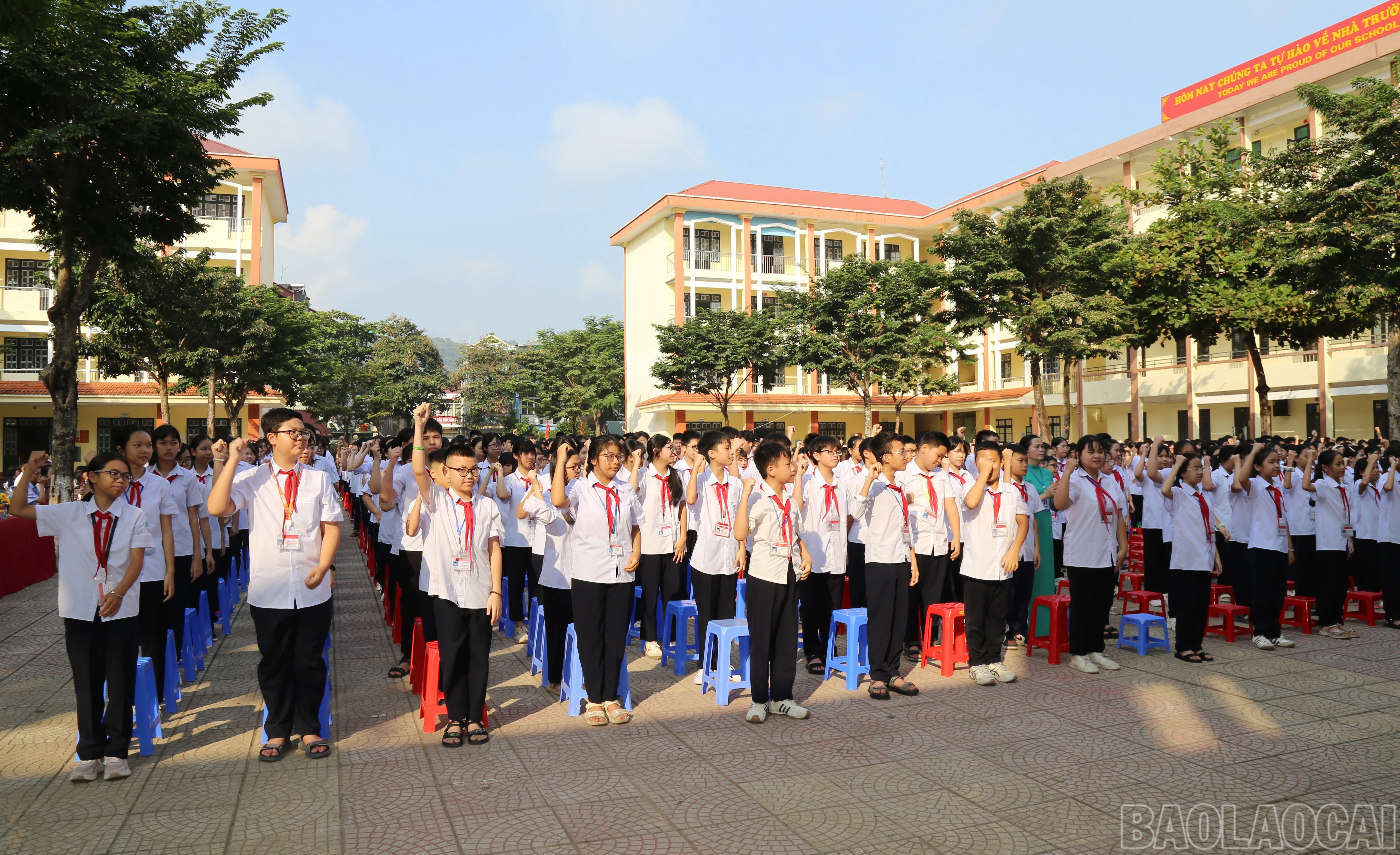 Các đại biểu và học sinh dự Lễ ra mắt Không gian văn hóa Hồ Chí Minh tại Trường THCS Kim Tân.