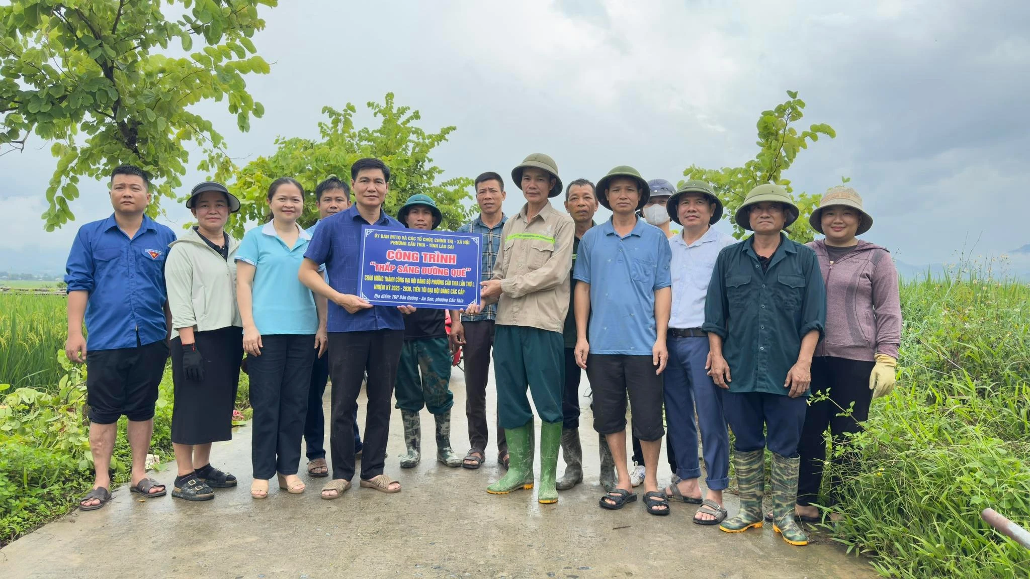 Ủy ban Mặt trận Tổ quốc phường Cầu Thia bàn giao công trình cho người dân.