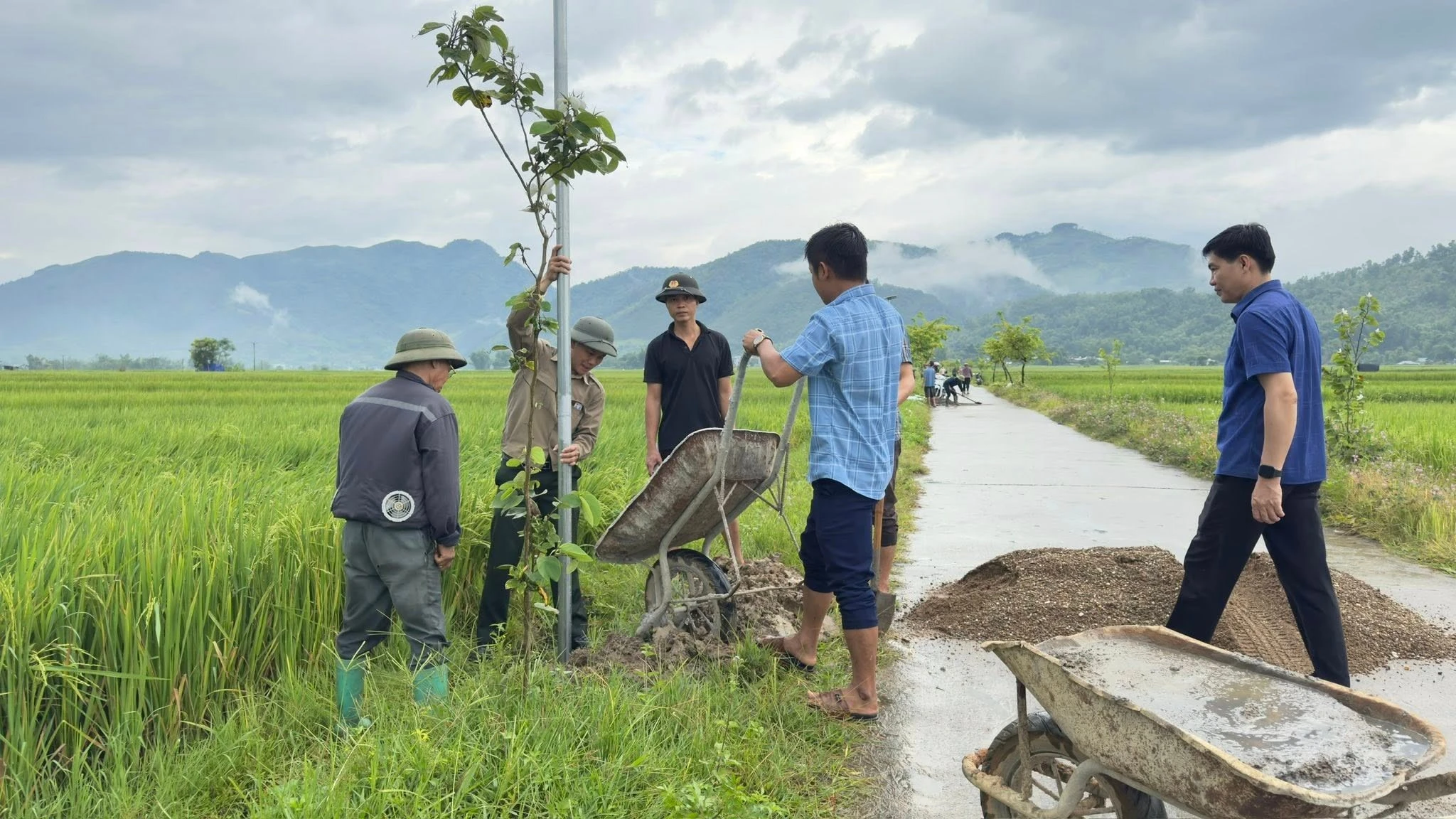 Người dân tham gia thi công công trình.