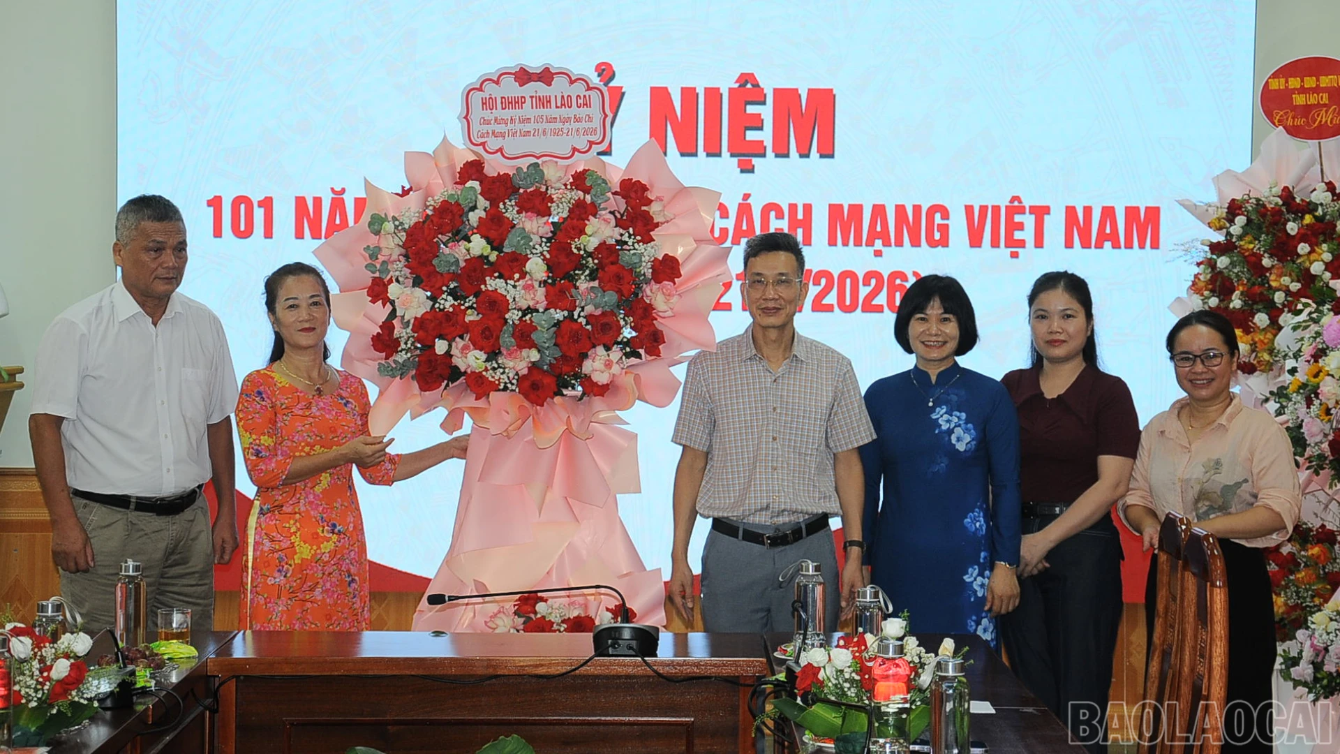 Đại diện các đơn vị tặng hoa, chúc mừng đội ngũ người làm báo Báo và Phát thanh, truyền hình Lào Cai.