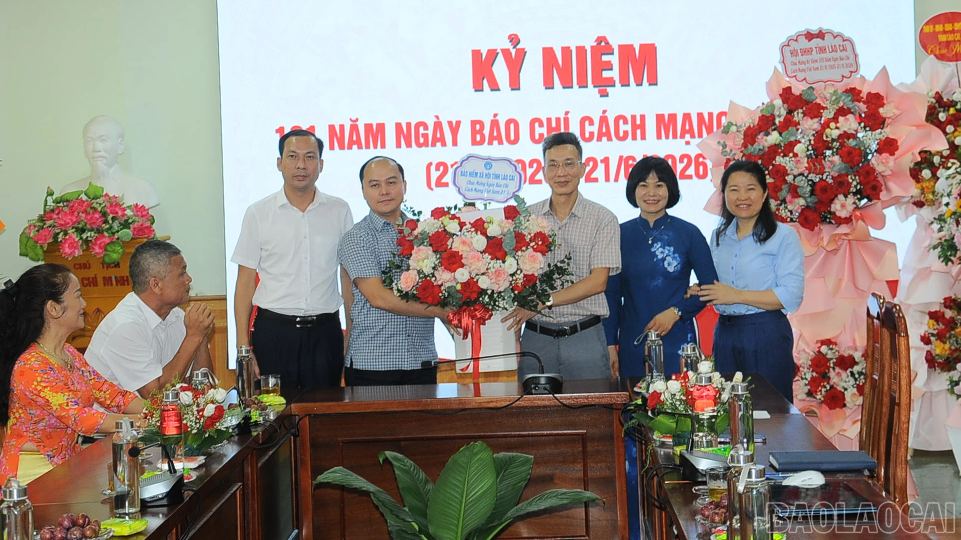 Các cơ quan, đơn vị, địa phương chúc mừng Báo và Phát thanh, Truyền hình Lào Cai nhân Ngày Báo chí cách mạng Việt Nam ảnh 2