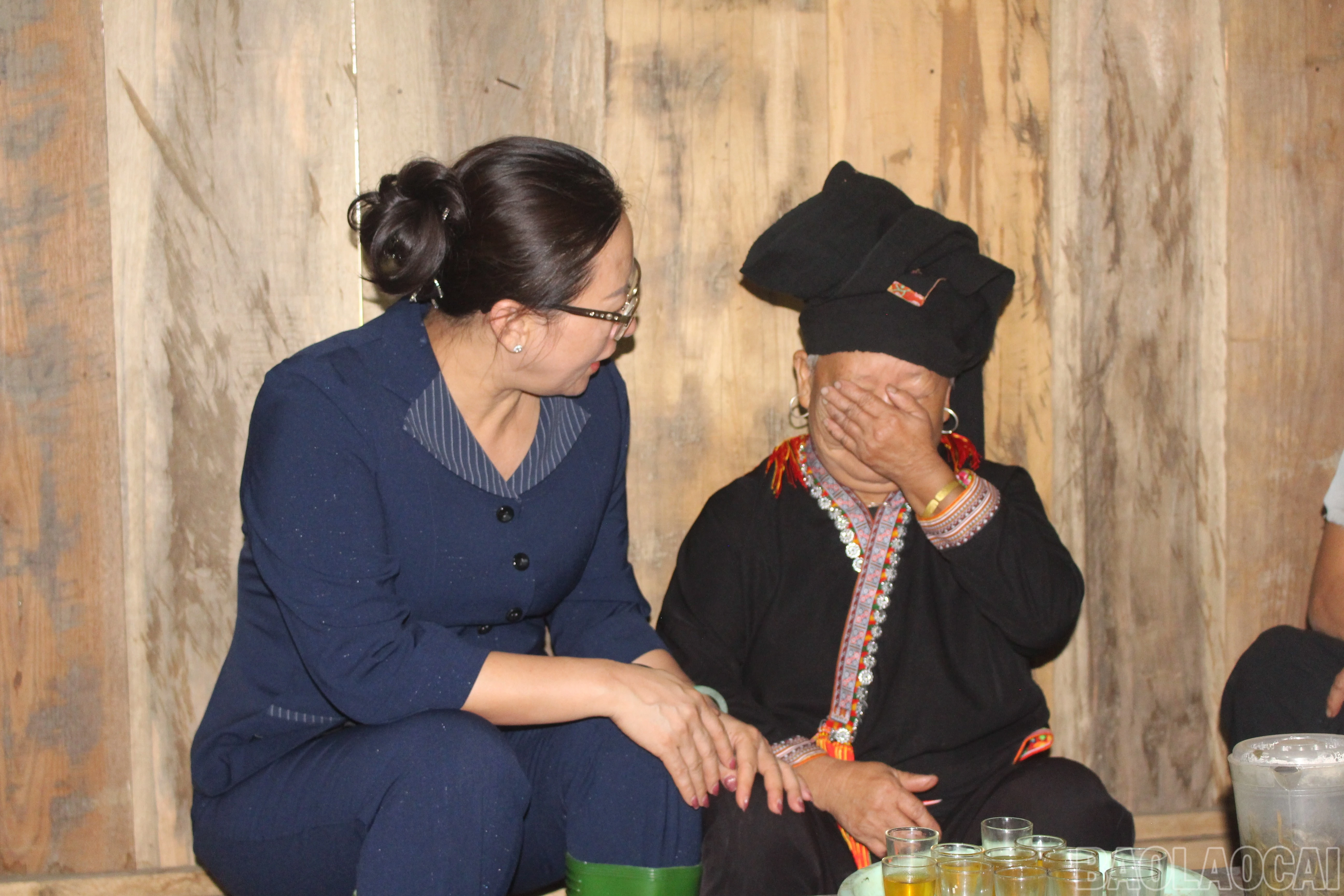 Đồng chí Phó Bí thư Tỉnh ủy ân cần thăm hỏi, động viên các gia đình bị ảnh hưởng bởi thiên tai.
