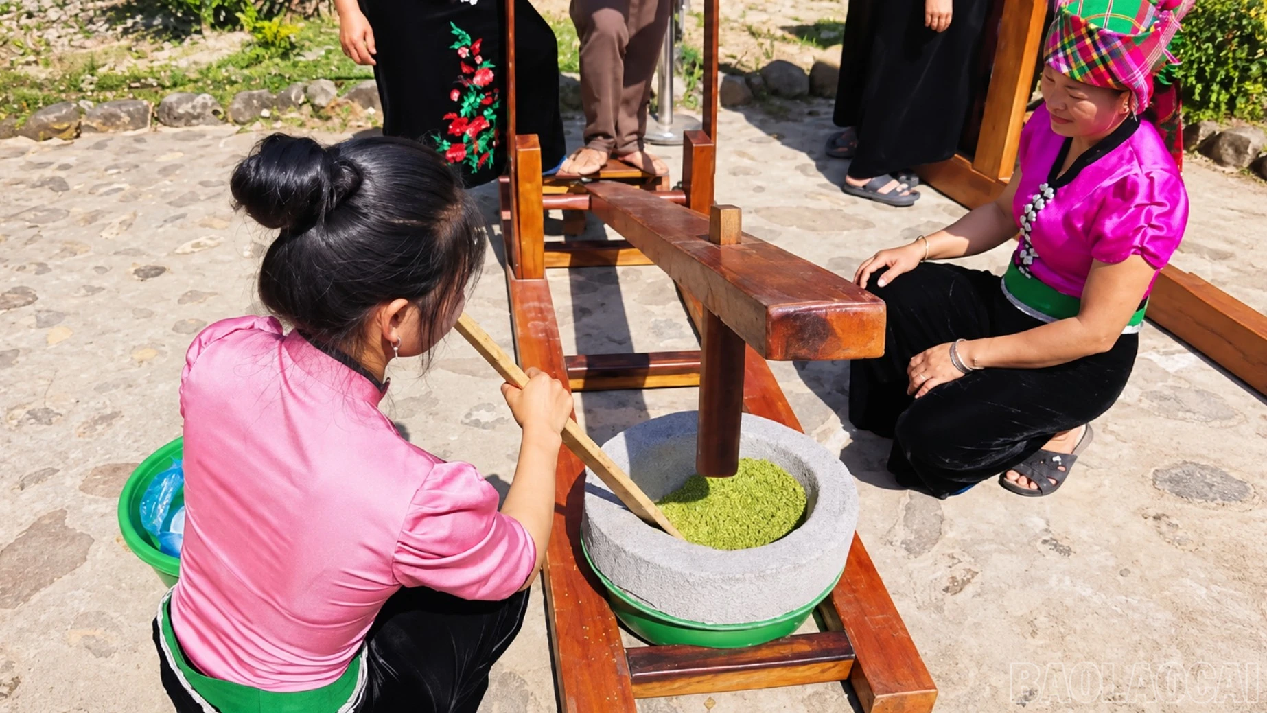 baolaocai-br_phu-nu-gia-hat-xanh-truyen-thong-2161.jpg