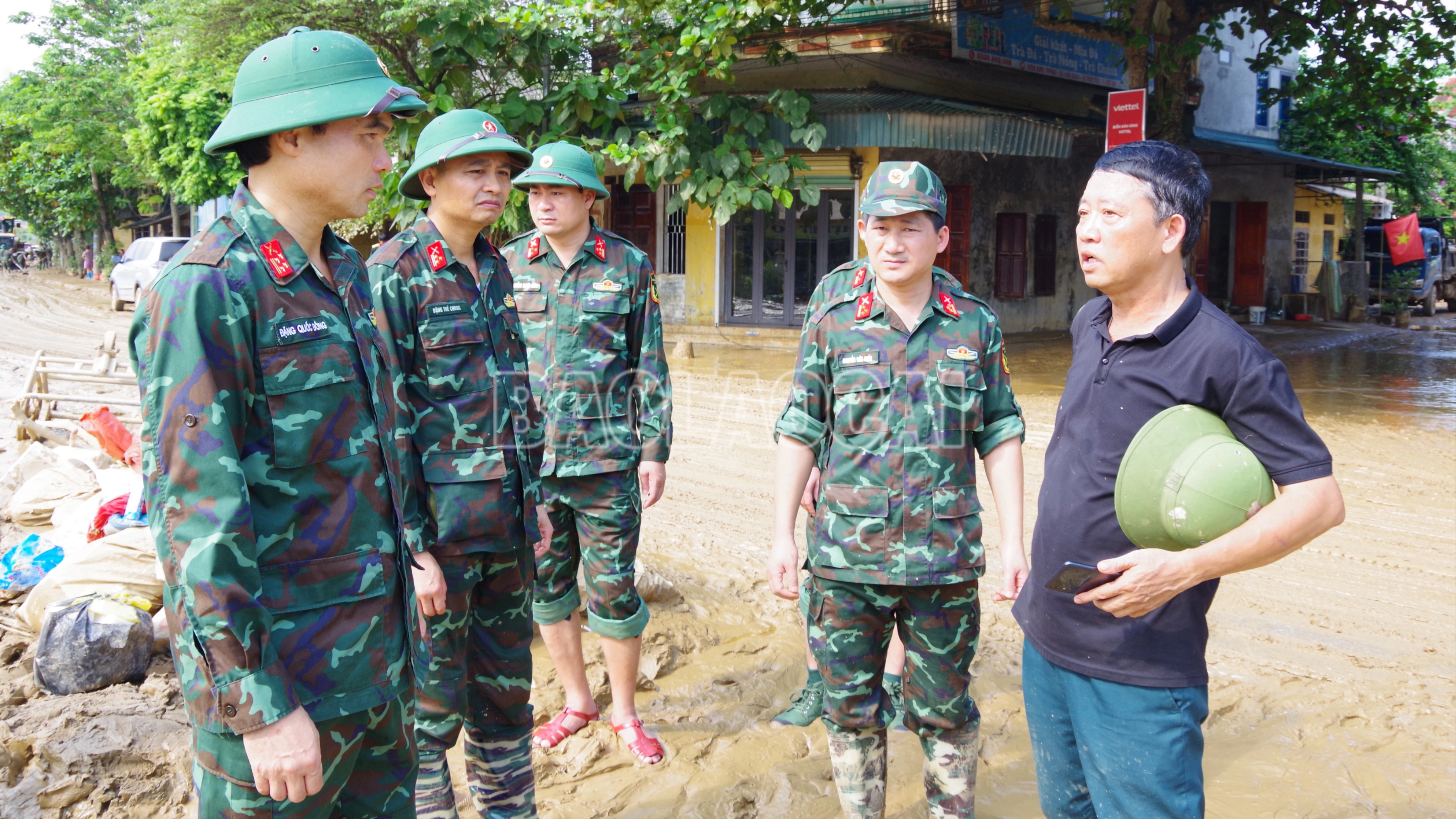 Đại tá Đặng Quốc Đồng, Ủy viên Ban Thường vụ Tỉnh ủy Chỉ huy trưởng Bộ CHQS tỉnh (ngoài cùng bên trái) thăm hỏi, động viên Nhân dân và các lực lượng khắc phục hậu quả tại phường Nam Cường.