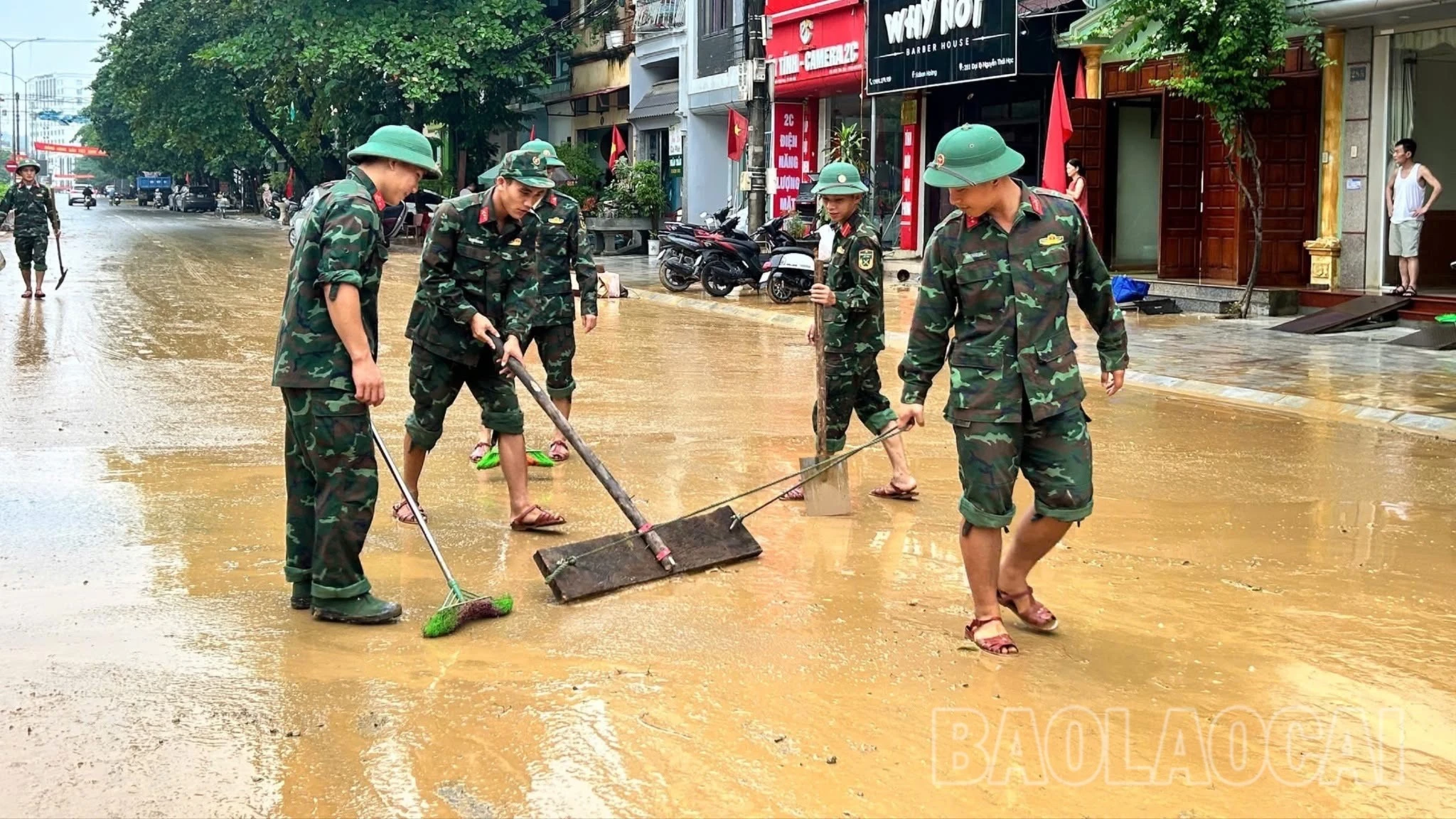 Chiến sĩ Đại đội Trinh sát - Cơ giới số 1, Bộ Chỉ huy quân sự tỉnh hỗ trợ người dân khắc phục hậu quả bão lũ tại phường Yên Bái.