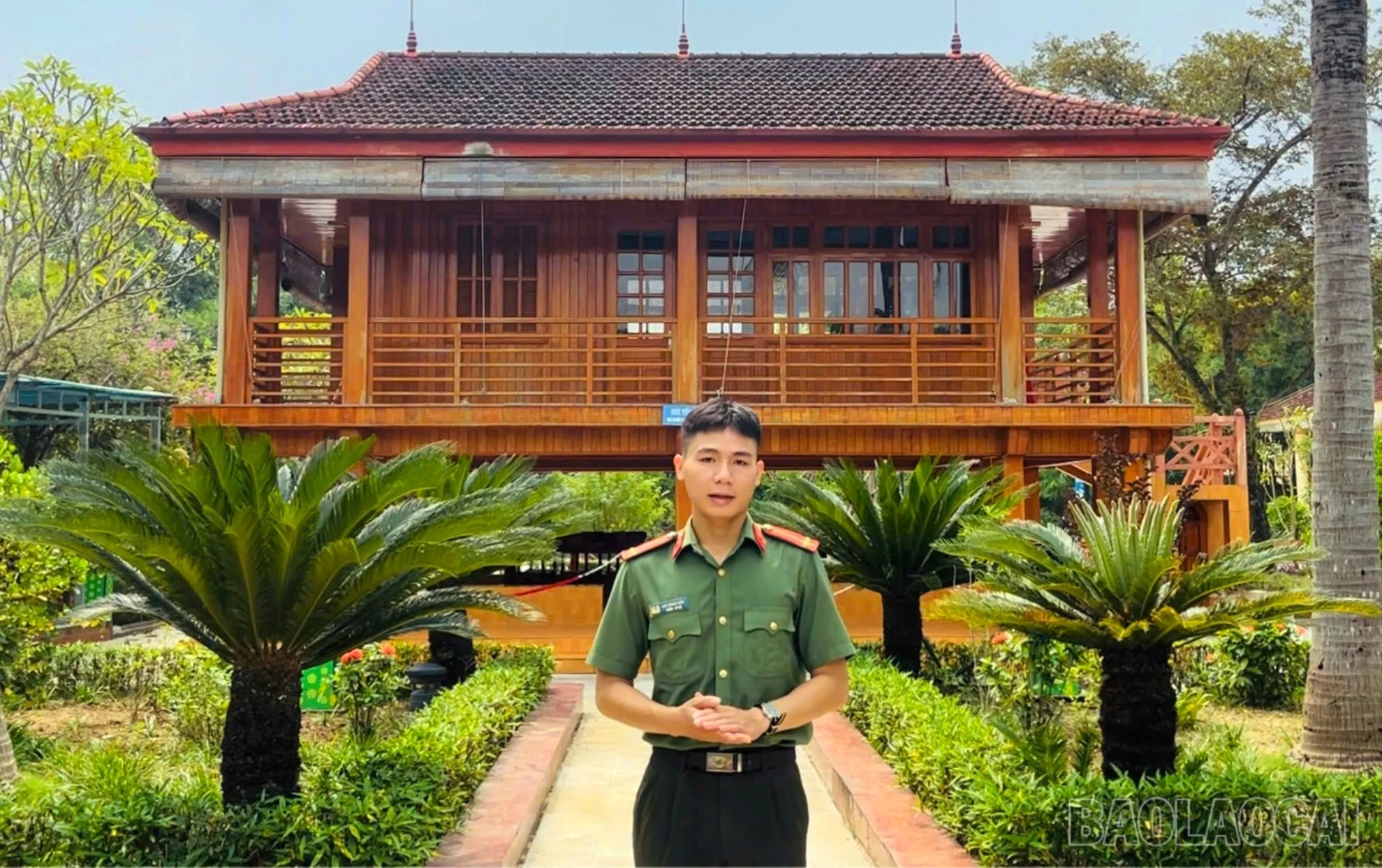 Ngoài đam mê văn hoá đọc, Trung uý Lạc Trung Hiếu còn là “chủ nhân” của sáng kiến Chuyên mục “Tuyên truyền vui vẻ” thu hút hàng triệu lượt tương tác trên không gian mạng.