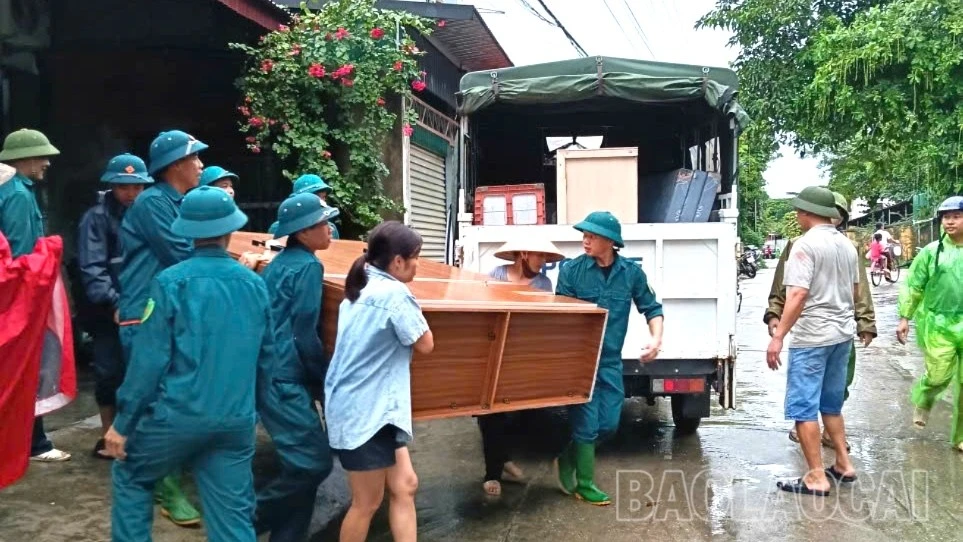 Lực lượng dân quân Ban Chỉ huy Phòng thủ khu vực 5 - Mậu A hỗ trợ người dân di dời tài sản.