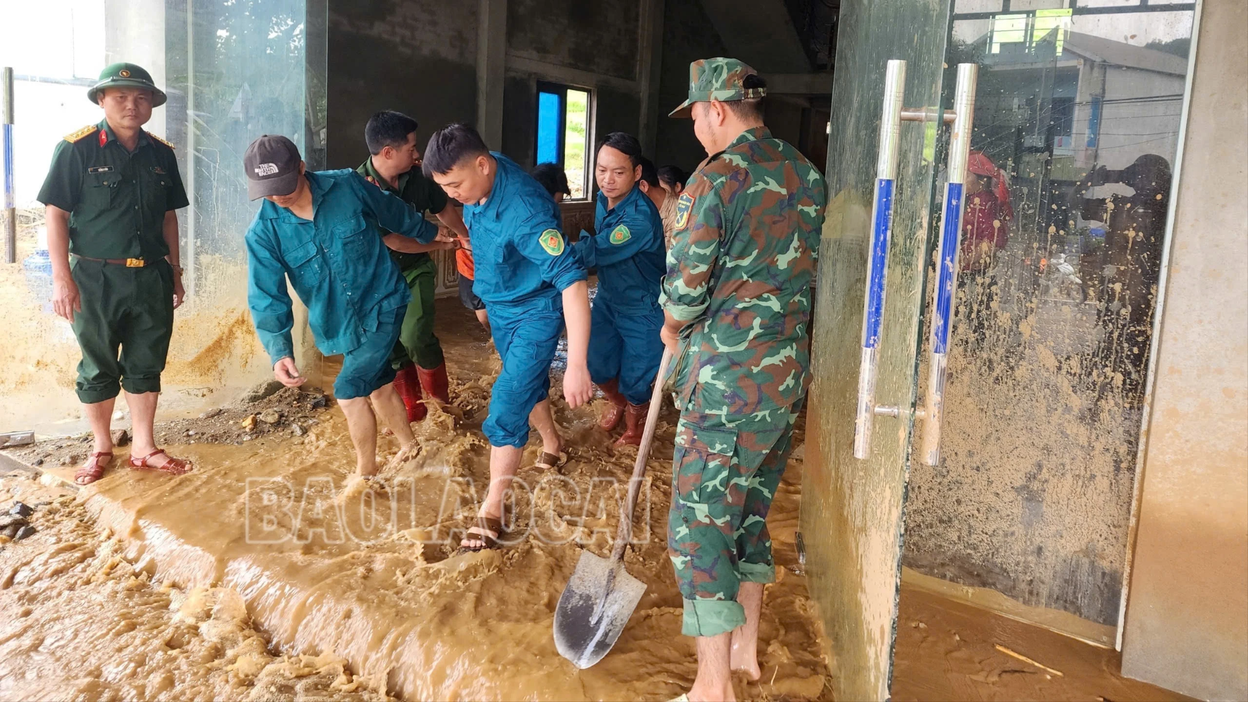 Ban Chỉ huy PTKV 3 - Bảo Yên giúp bà con Nhân dân xã Dương Quỳ khắc phục hậu quả sau mưa bão.