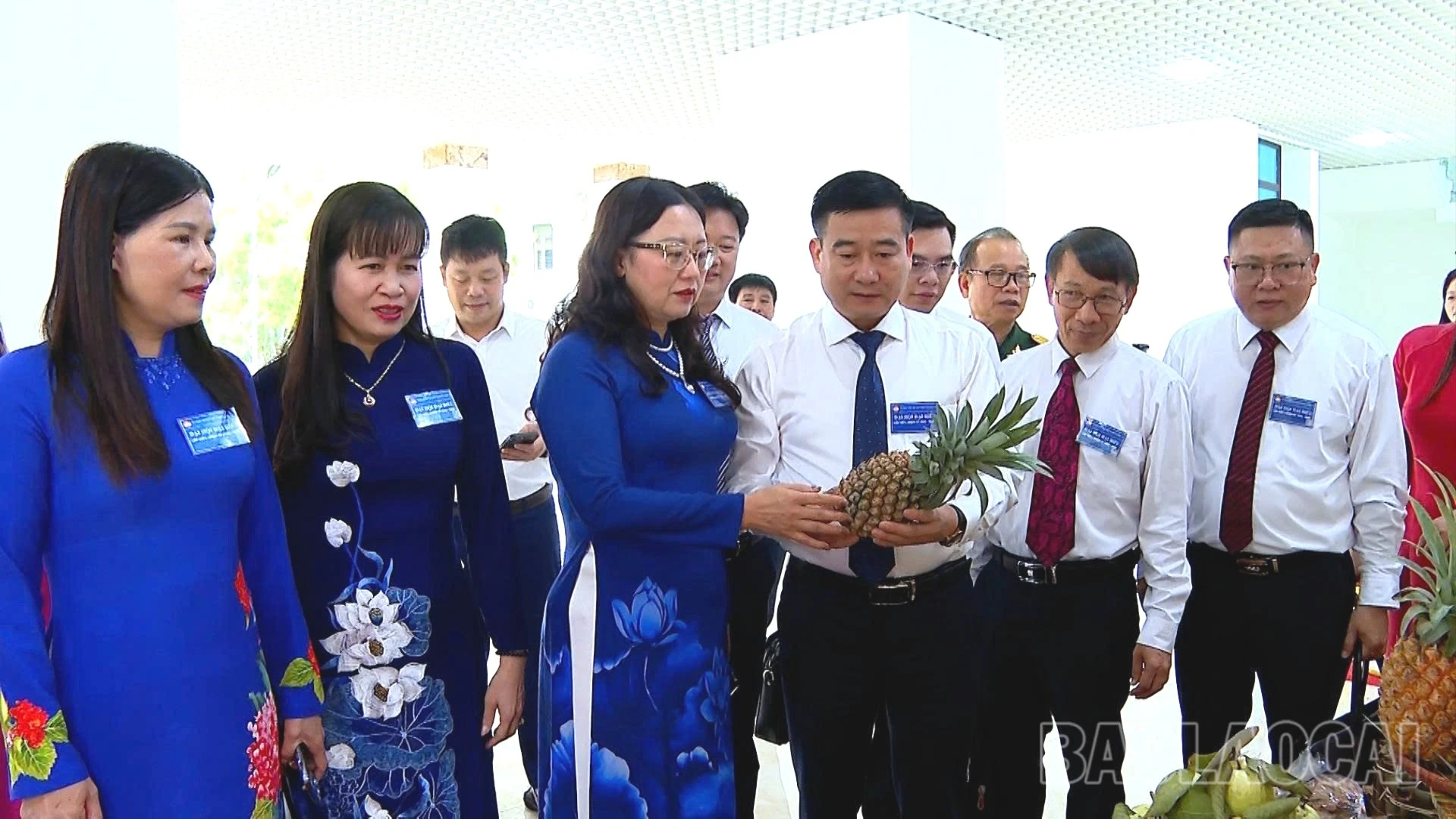 Đồng chí Giàng Thị Dung - Phó Bí thư Tỉnh ủy, Chủ tịch Ủy ban MTTQ Việt Nam tỉnh tham quan gian hàng các sản phẩm OCOP tại Đại hội.