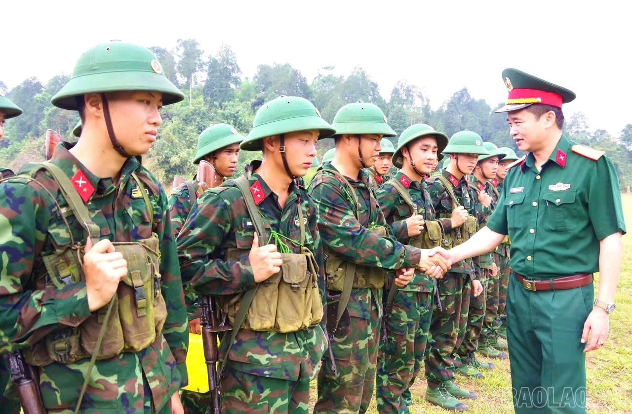 Đại tá Nguyễn Đức Cương - Phó Bí thư Thường trực Đảng ủy, Chính ủy Bộ CHQS tỉnh động viên đoàn viên - chiến sĩ mới tham gia kiểm tra "3 tiếng nổ".