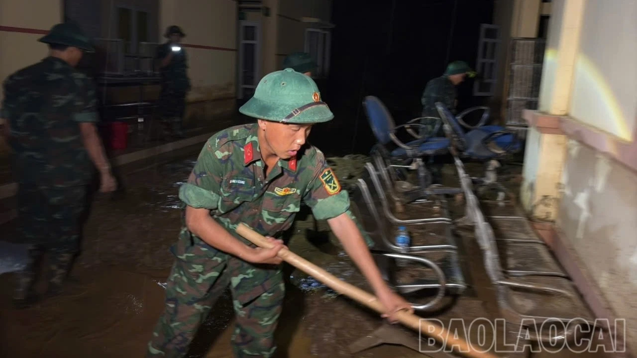 Cán bộ, chiến sĩ Trung đoàn 121 hỗ trợ khắc phục hậu quả bão lũ tại Trạm Y tế xã Việt Hồng.