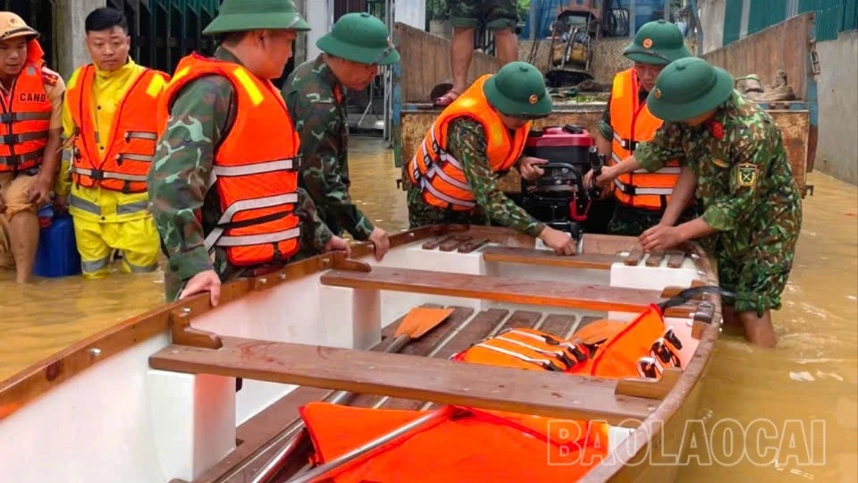 Ban Chỉ huy PTKV 5 - Mậu A phối hợp cùng lực lượng Công an chuẩn bị phương tiện và các điều kiện cần thiết ứng phó với mưa lũ.