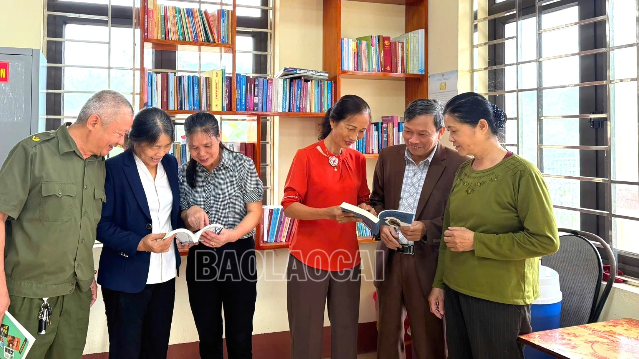 Ban Công tác Mặt trận tổ dân phố Yên Minh, phường Nam Cường trao đổi thông tin qua sách báo tại tủ sách nhà văn hoá.