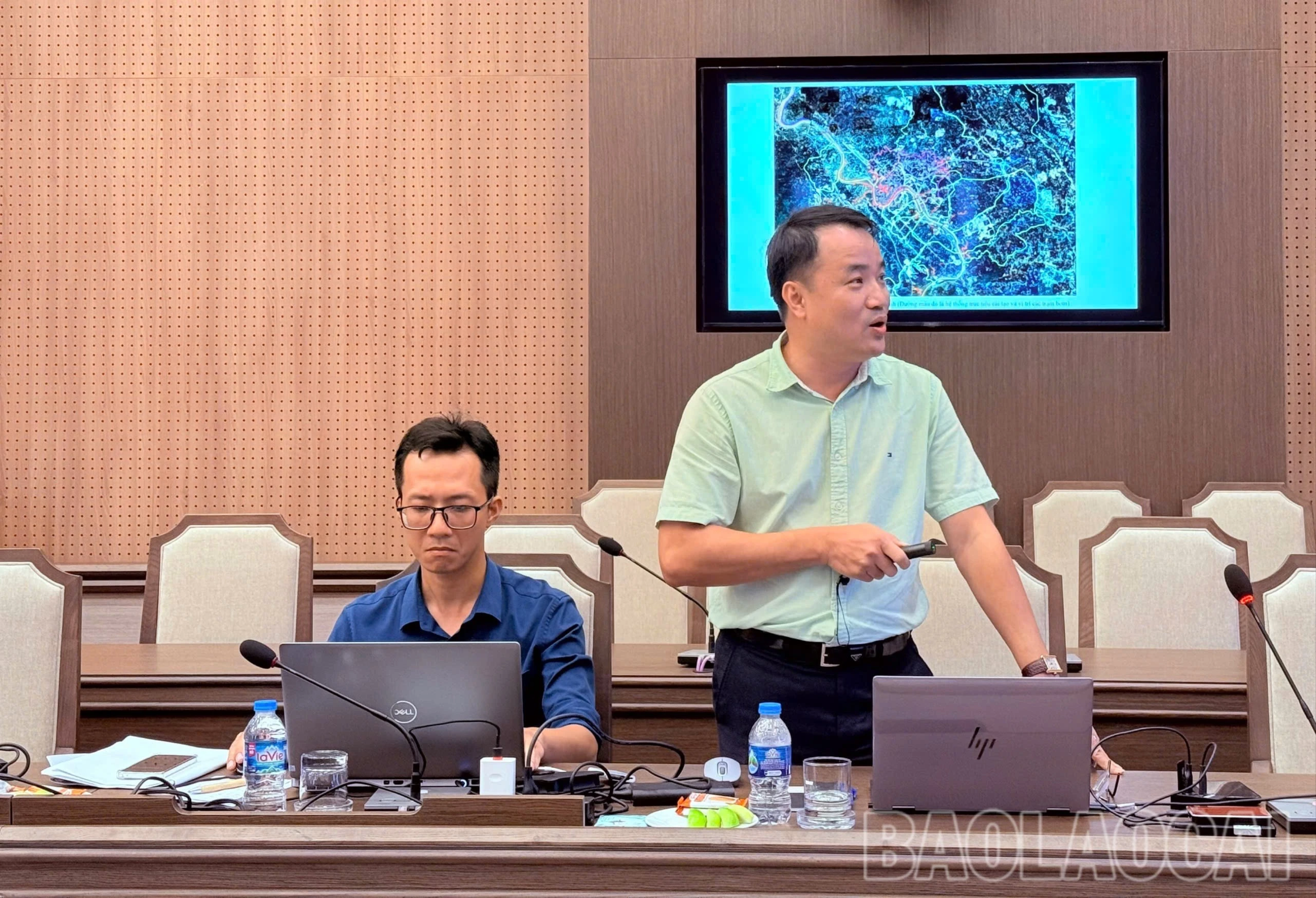 Đại diện đơn vị tư vấn báo cáo đề xuất các phương án, giải pháp kỹ thuật để xử lý tình trạng ngập úng khu vực ven sông Hồng.