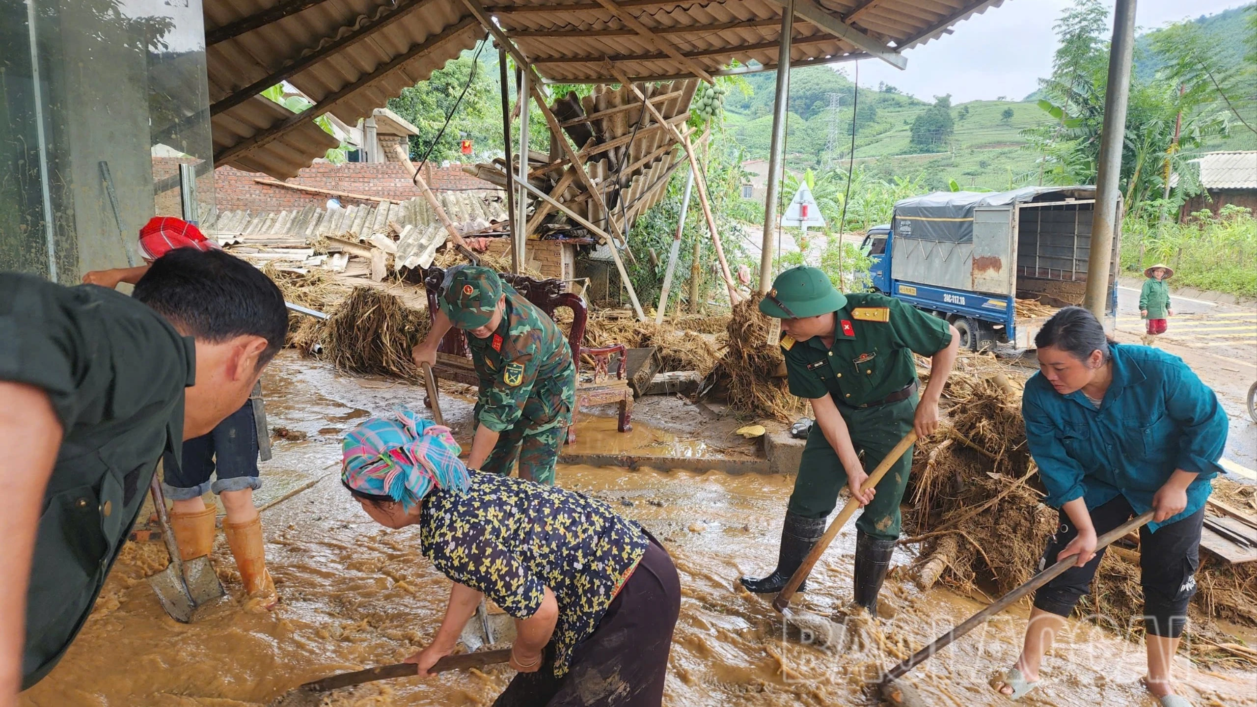 Ban Chỉ huy Phòng thủ khu vực 3 - Bảo Yên giúp bà con Nhân dân xã Dương Quỳ khắc phục sau mưa bão.