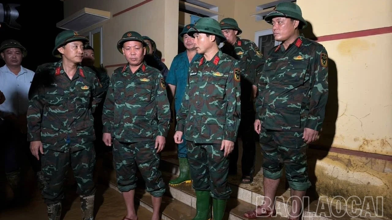 Đại tá Đặng Quốc Đồng - Ủy viên Ban Thường vụ Tỉnh ủy, Chỉ huy trưởng Bộ CHQS tỉnh chỉ đạo lực lượng Ban Chỉ huy Phòng thủ khu vực 5 - Mậu A và cán bộ, chiến sĩ Trung đoàn 121 ngay trong đêm hỗ trợ người dân khắc phục hậu quả bão lũ.