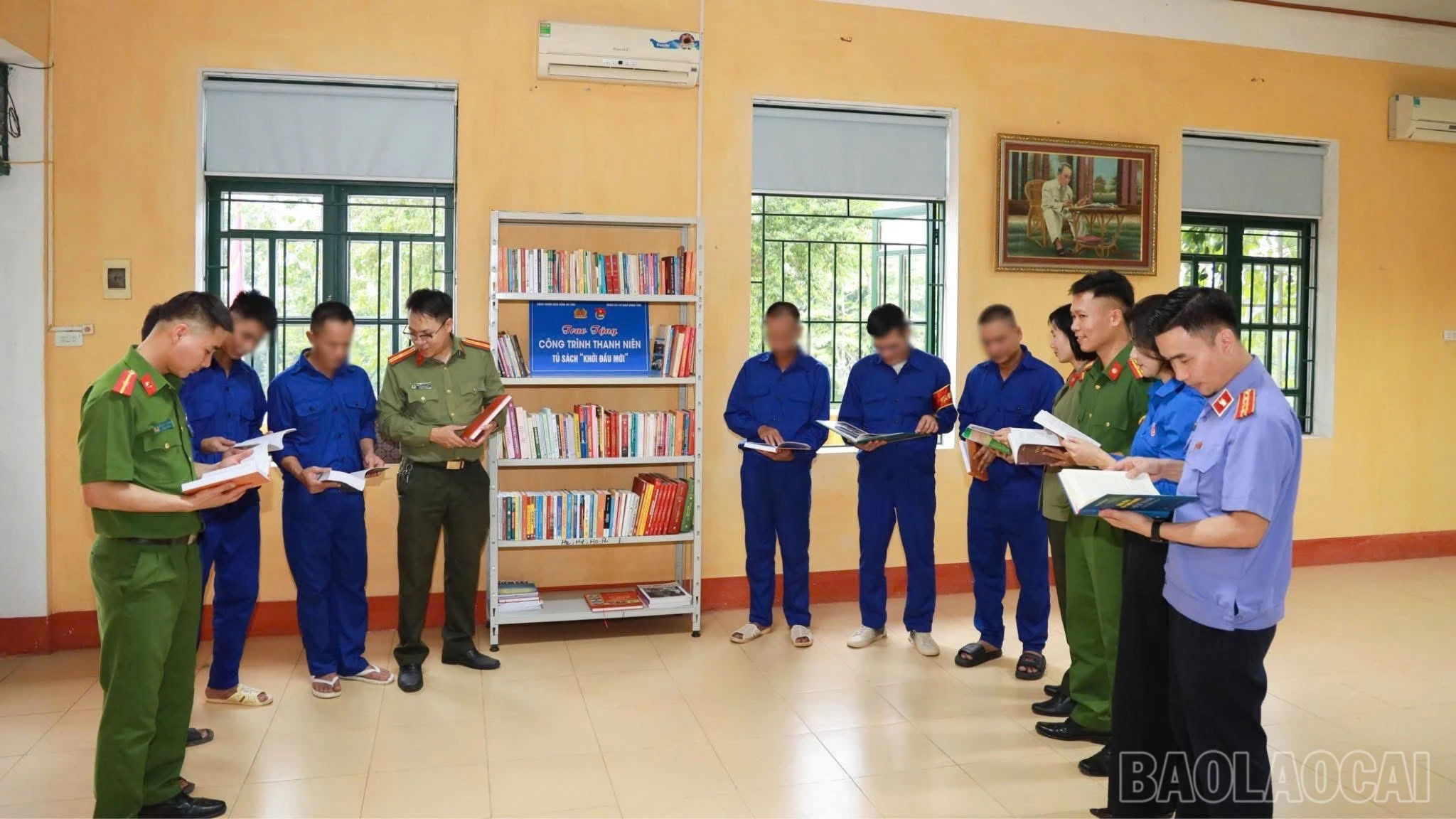 Đoàn viên Công an tỉnh tham gia tuyên truyền, phổ biến, giáo dục pháp luật tại chương trình "Cánh thư trao niềm tin, tương lai"; trao tặng "Tủ sách pháp luật".