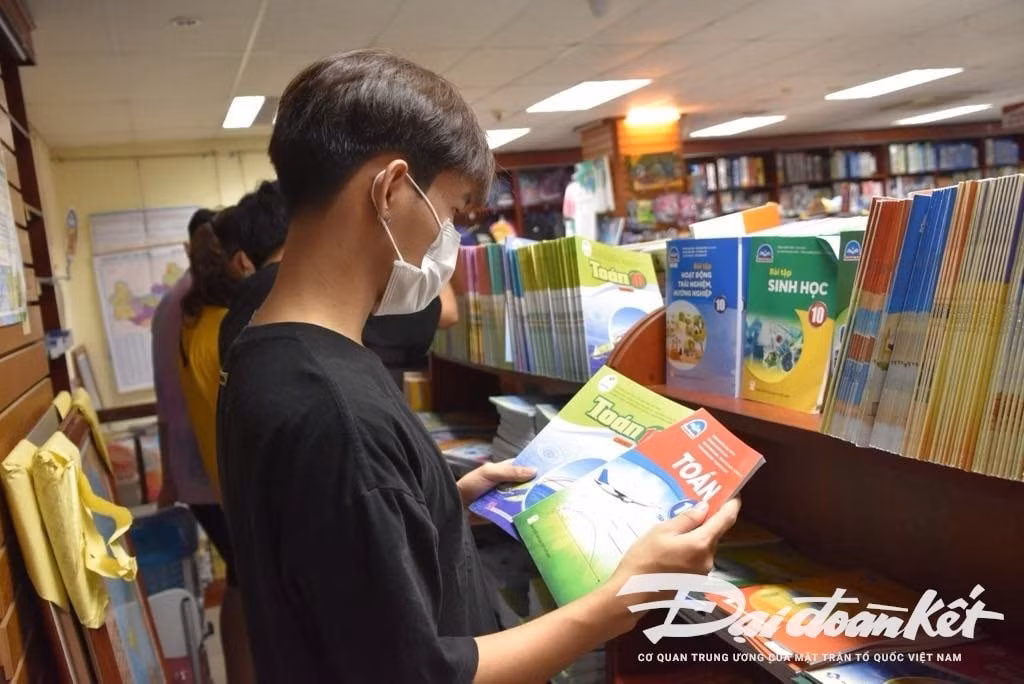 Học sinh tìm mua SGK tại hiệu sách.