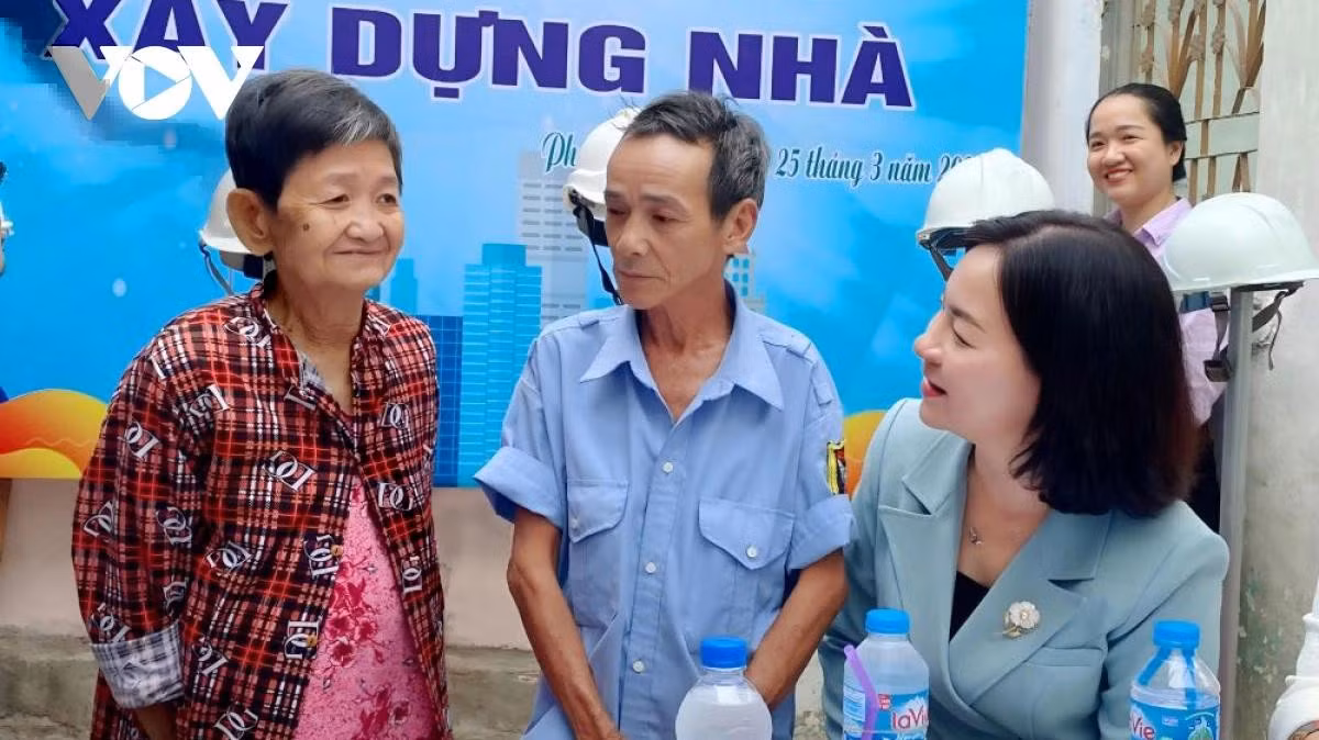 Bà Trương Thị Bích Hạnh, Bí thư Thành ủy Dĩ An chung vui với các gia đình được xây tặng nhà.