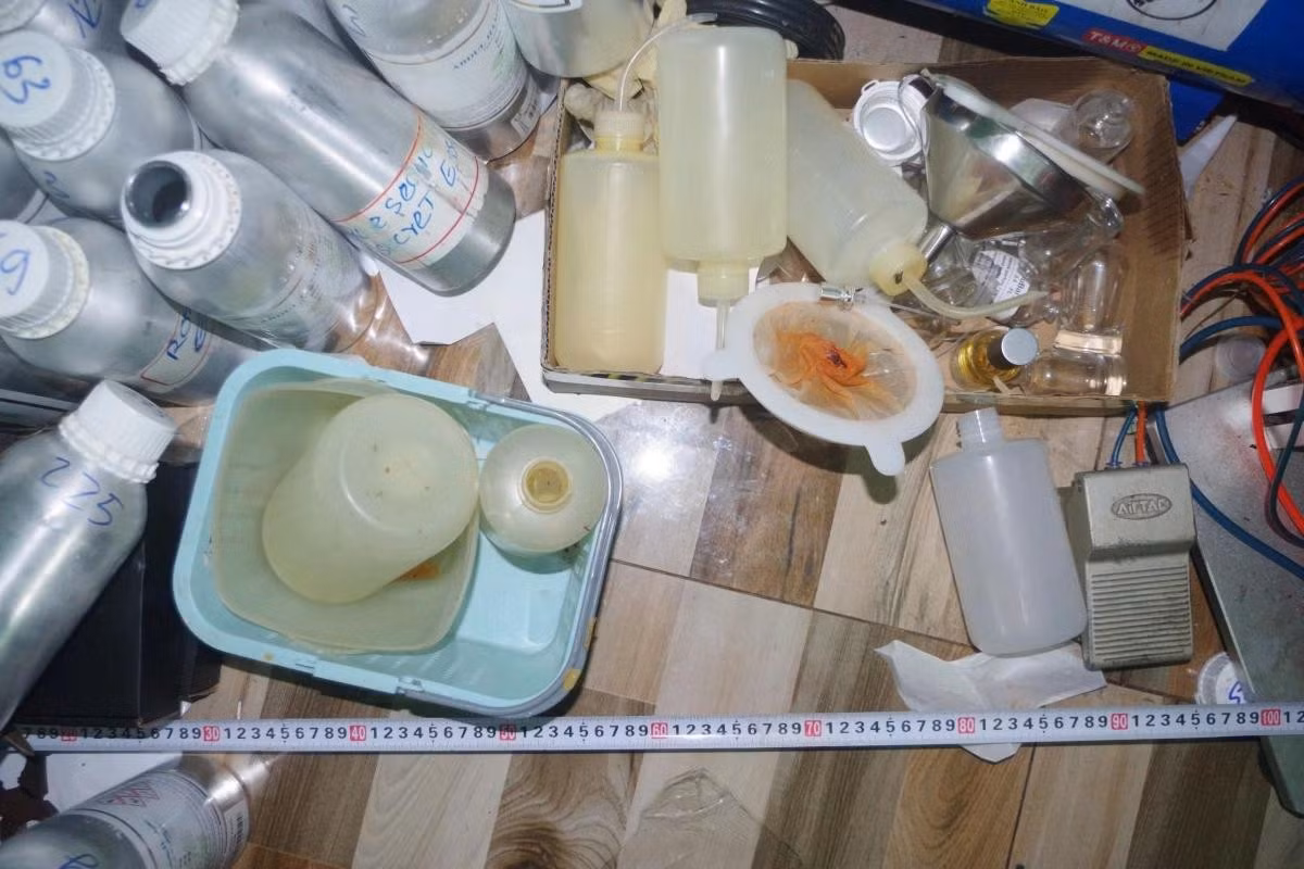Dụng cụ làm nước hoa giả.