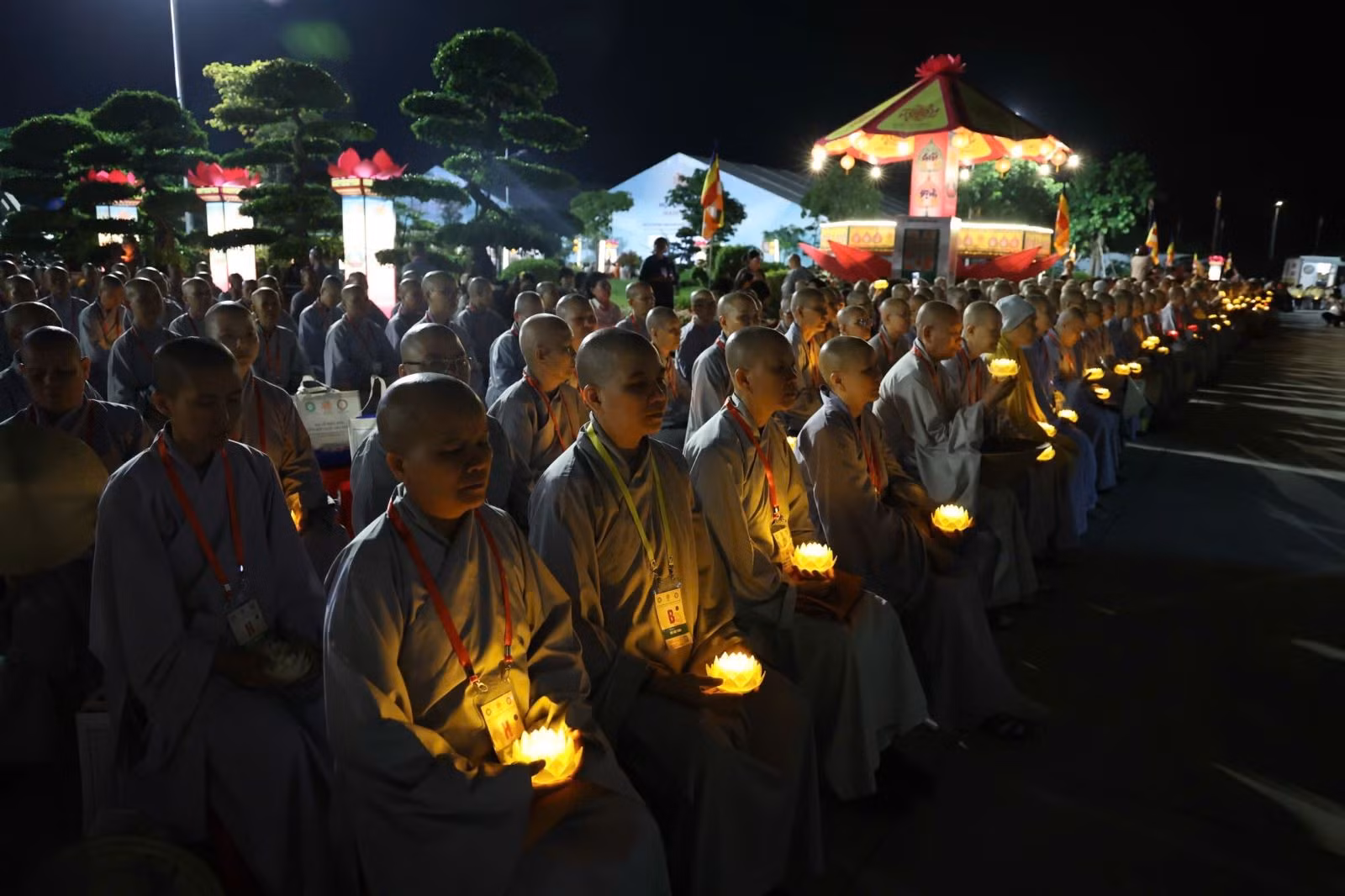 Các tăng ni, phật tử cầu nguyện hòa bình cho nhân loại tại Đại lễ Vesak 2025.