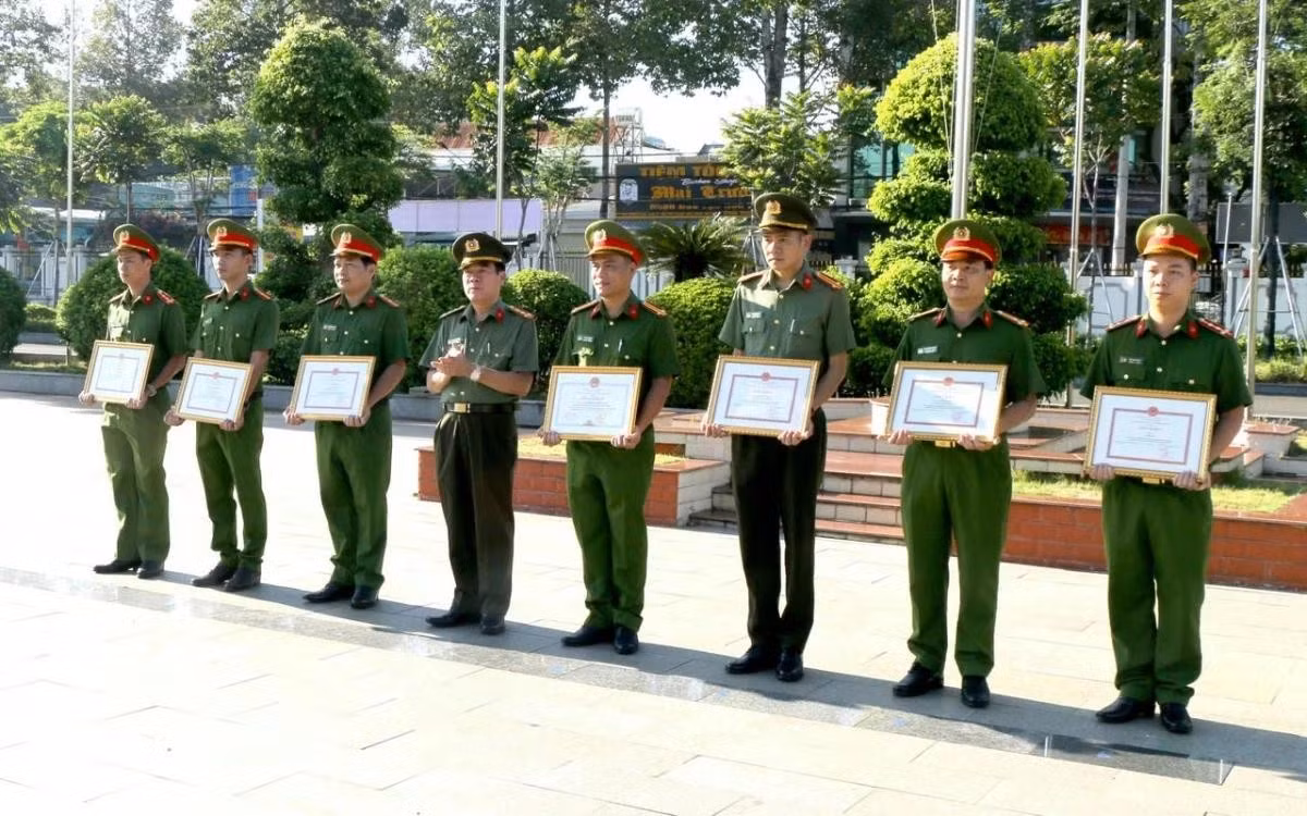 Các tập thể, cá nhân nhận bằng khen, giấy khen có thành tích xuất sắc trong chuyên án.