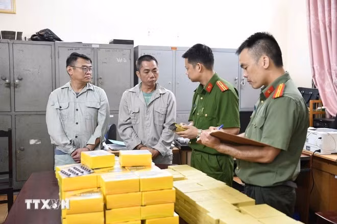 Lực lượng chức năng bắt giữ các đối tượng (trái) và tang vật vụ án.