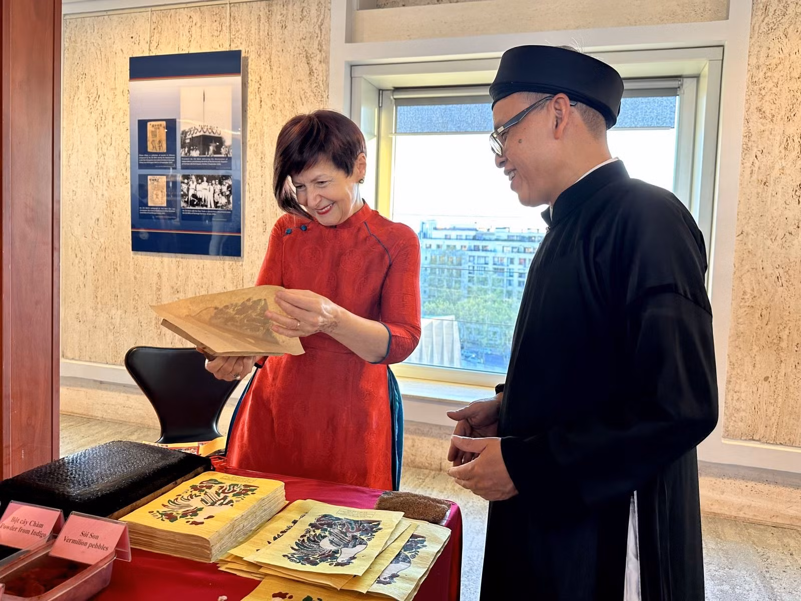 Bà Simona-Mirela Miculescu, Chủ tịch Đại hội đồng UNESCO, đã tự tay in bức tranh cho mình.