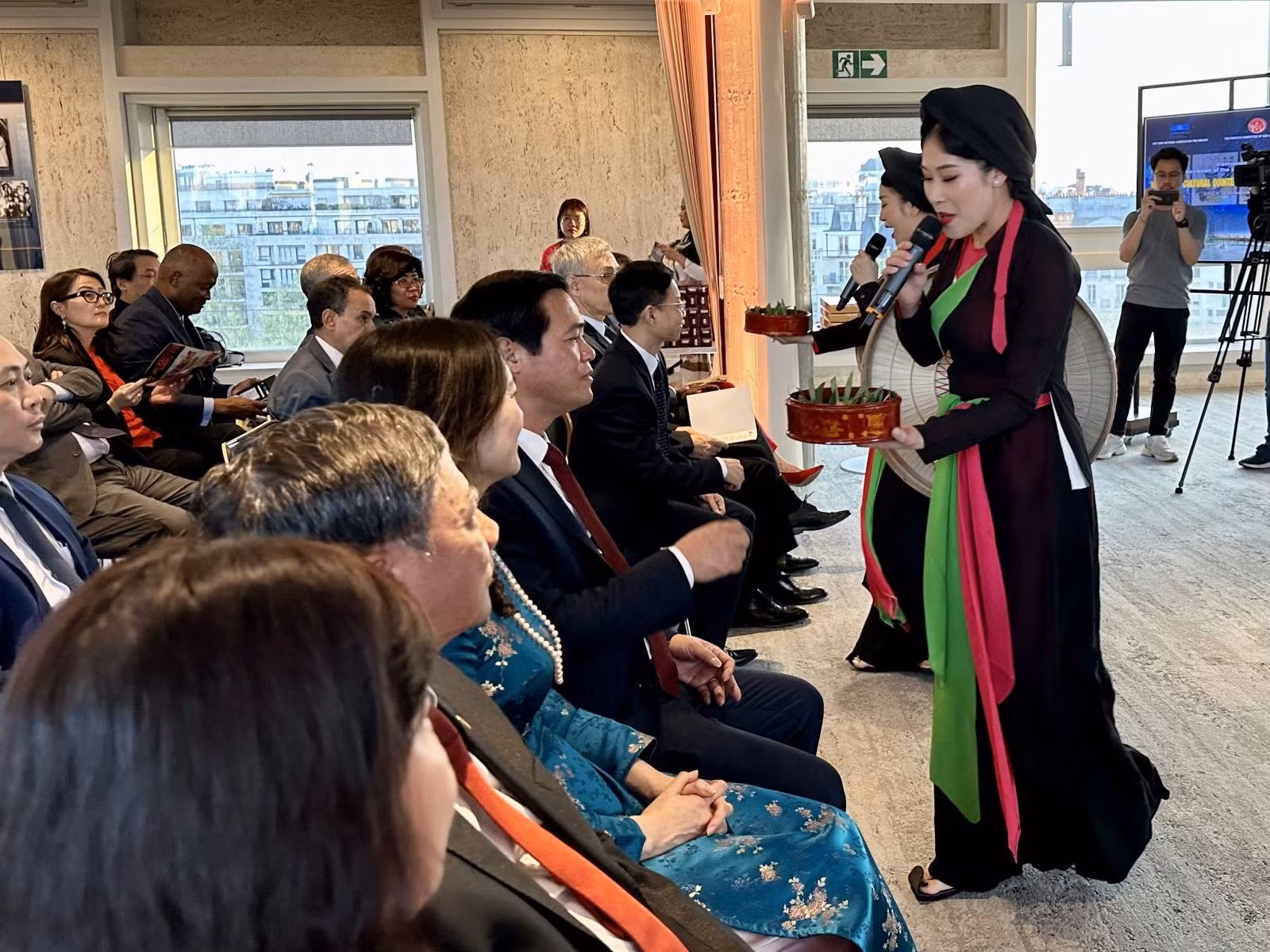 Đại diện lãnh đạo UNESCO và đông đảo bạn bè quốc tế từ Phái đoàn các nước lắng nghe những làn điệu quan họ mời trầu.