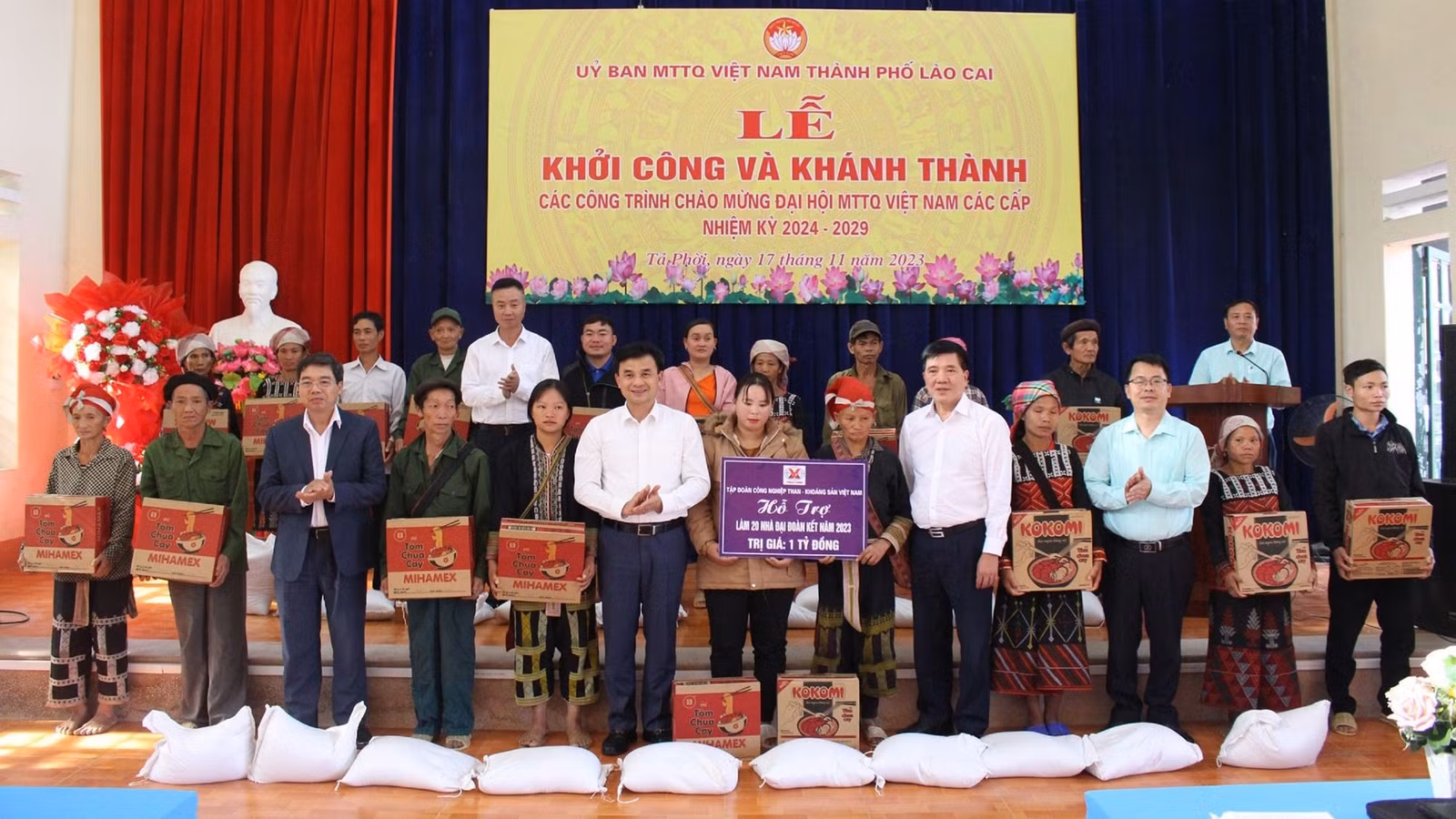 uy-ban-mttq-viet-nam-thanh-pho-lao-cai-trao-ho-tro-lam-nha-dai-doan-ket-cho-ho-ngheo-xa-ta-phoi.jpg