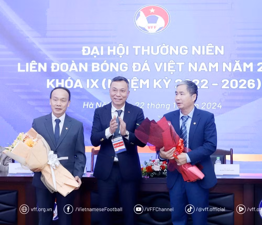 Chủ tịch VFF Trần Quốc Tuấn (giữa) tặng hoa cho tân Tổng thư ký Nguyễn Văn Phú (bên trái) và nguyên Tổng Thư ký Dương Nghiệp Khôi. Ảnh VFF